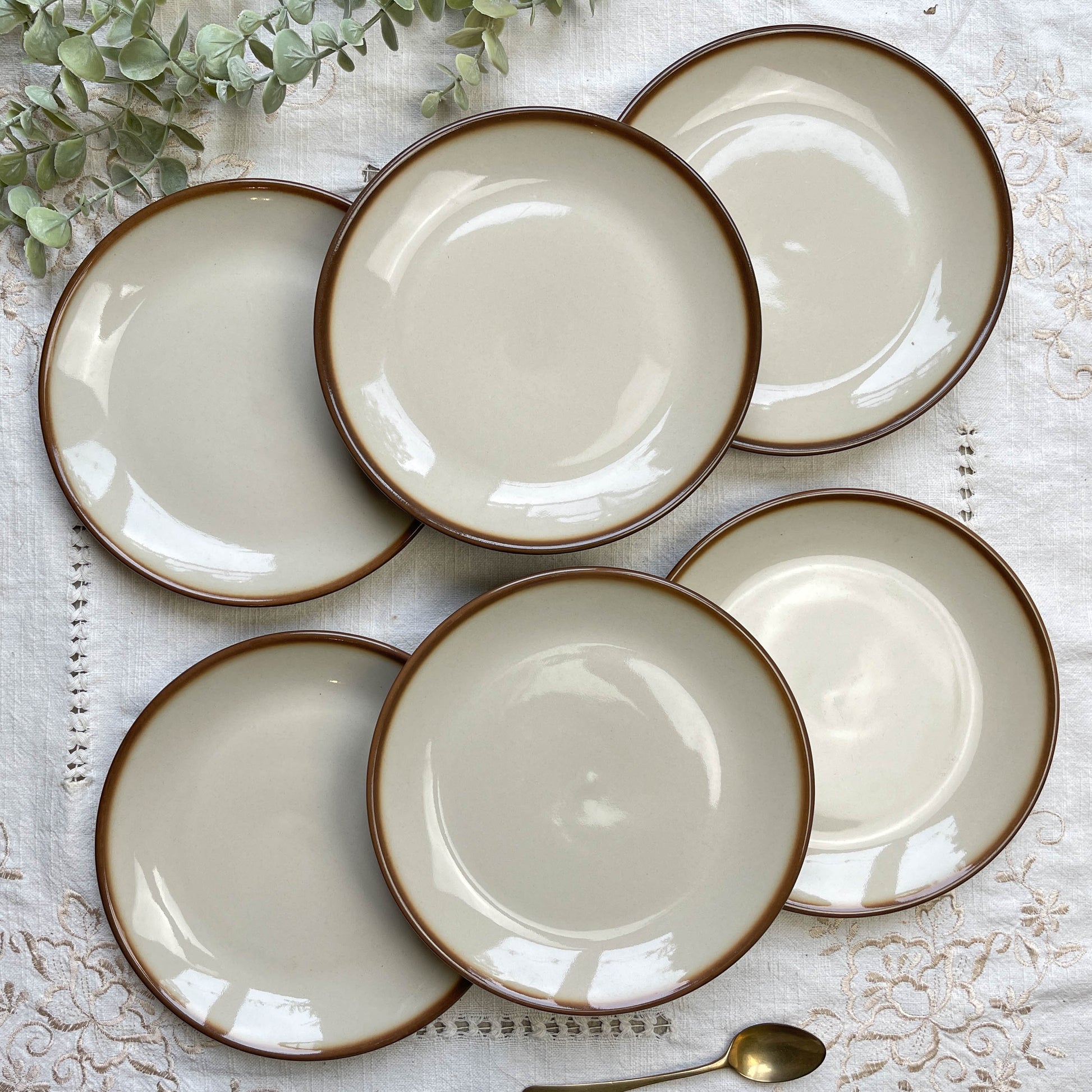 6 Petites Assiettes vintage en faïence beige marron