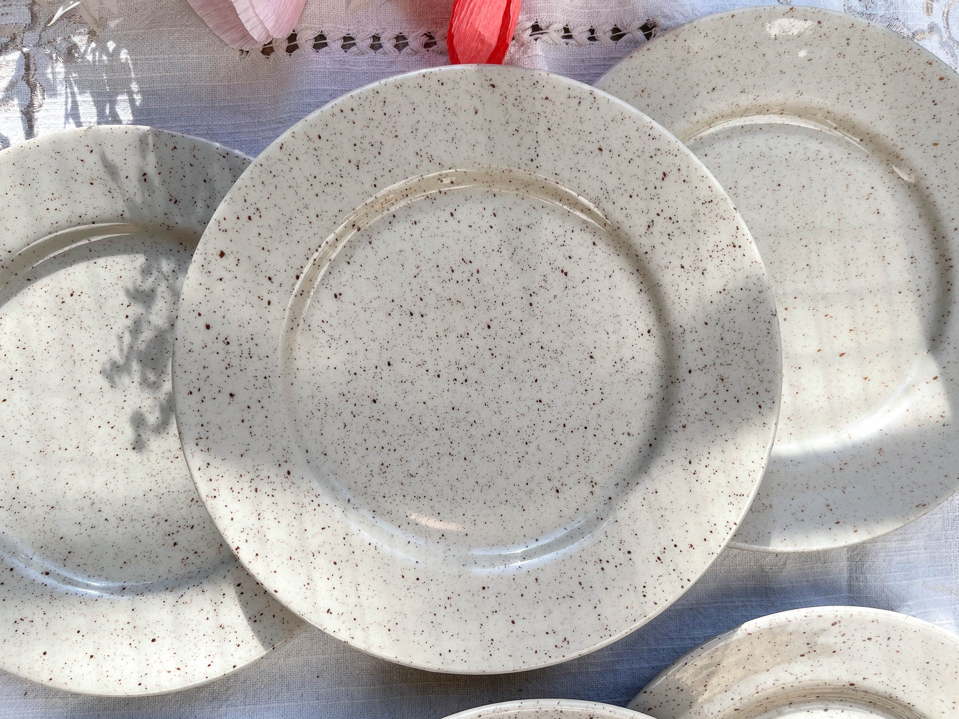 Petites assiettes en grès gris moucheté TULOWICE