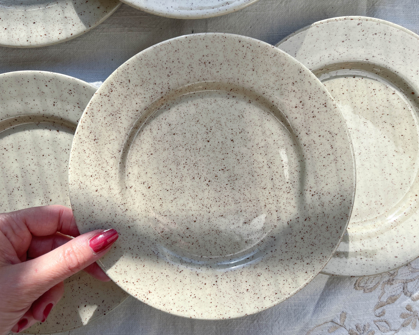 Petites assiettes en grès gris moucheté TULOWICE