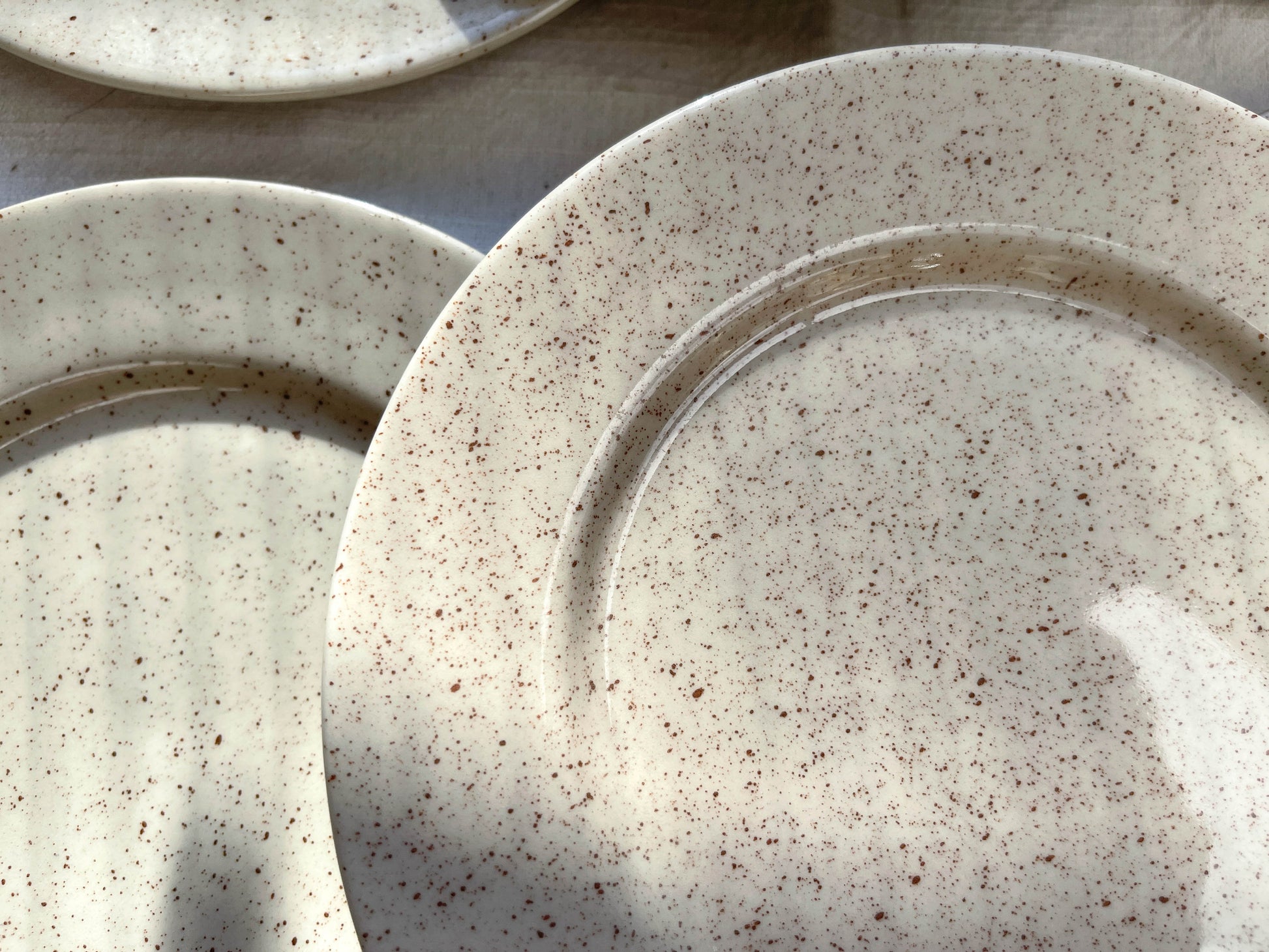 Petites assiettes en grès gris moucheté TULOWICE