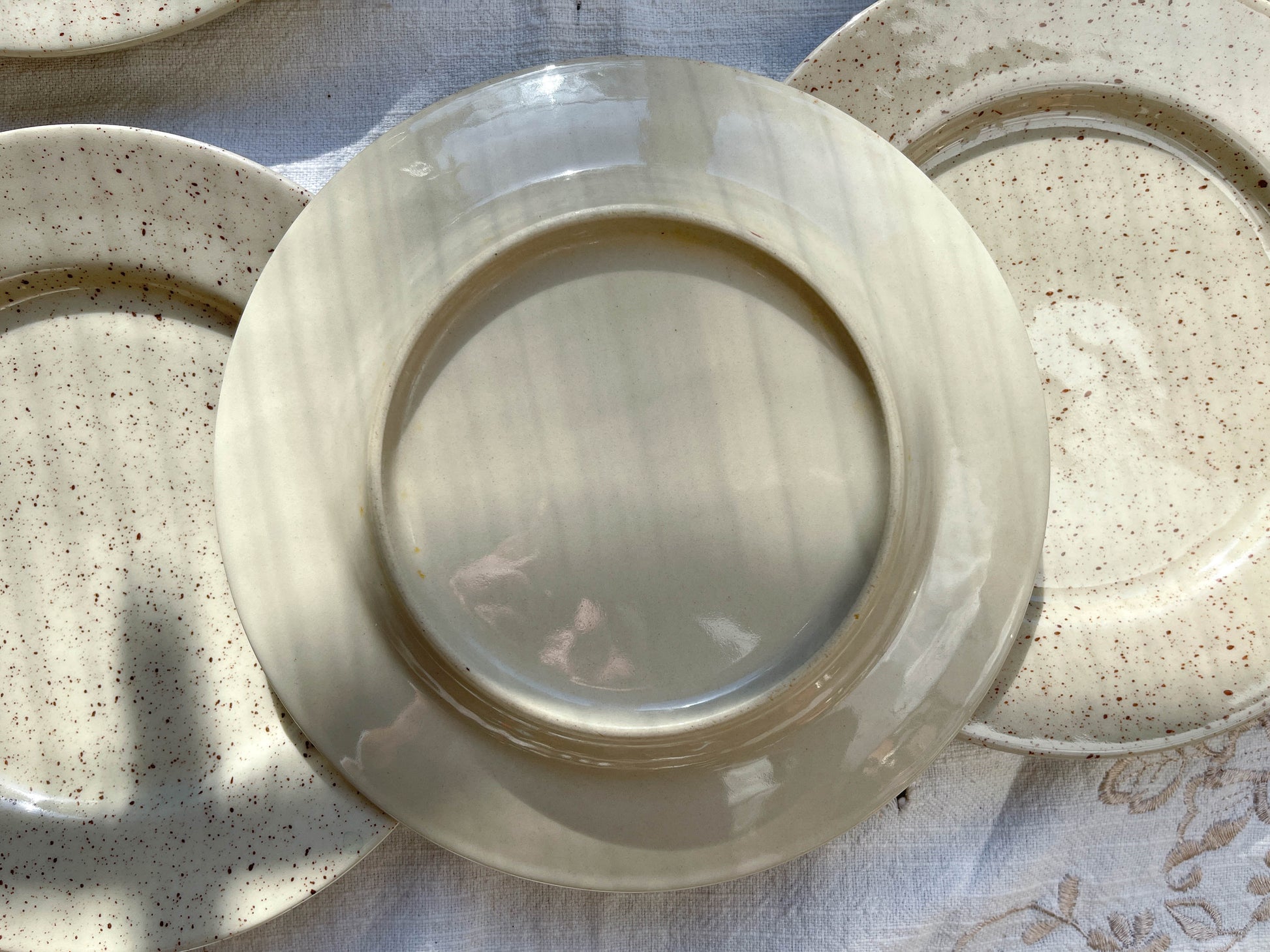Petites assiettes en grès gris moucheté TULOWICE