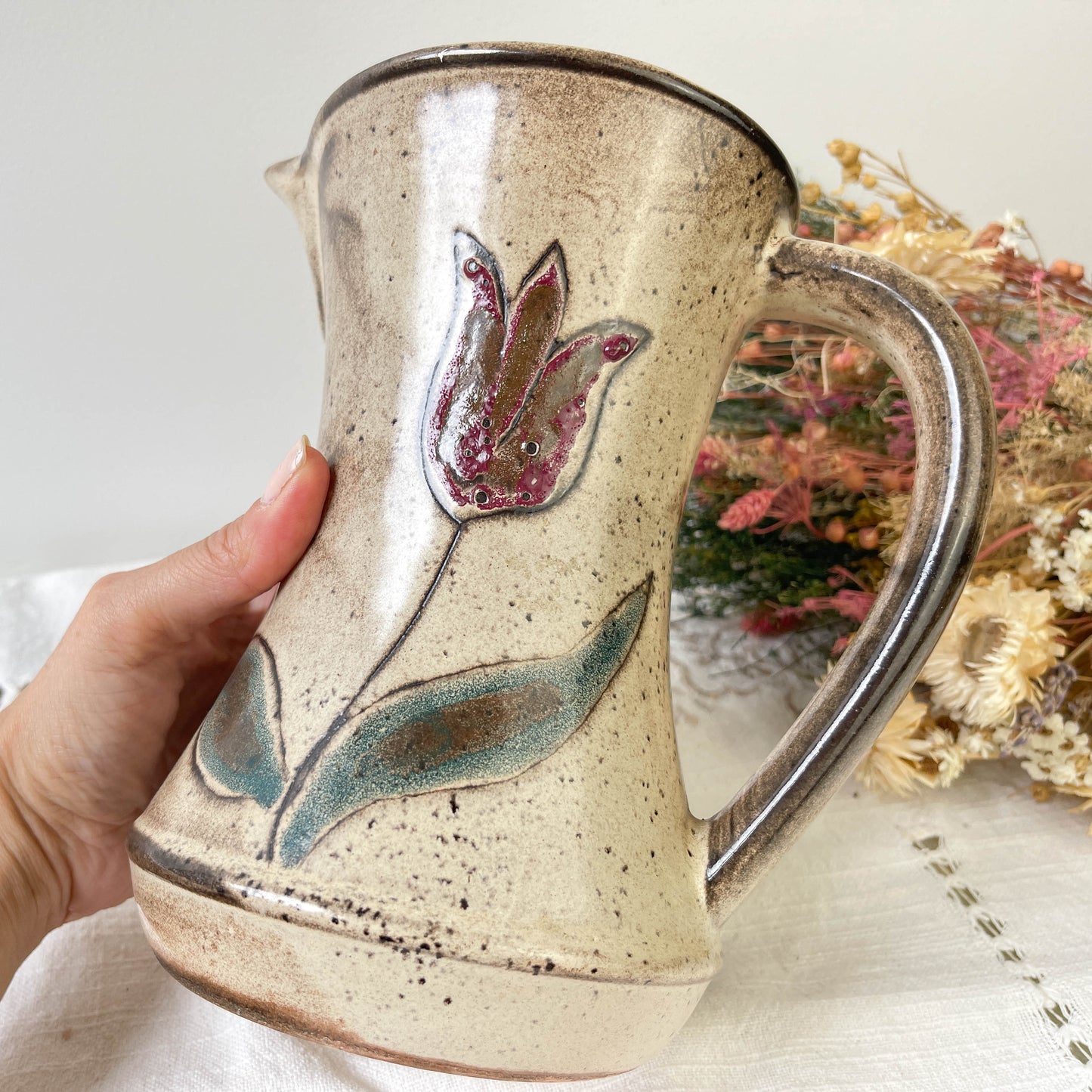 Pichet en céramique Les grottes dieulefit motif fleuri des années 1970