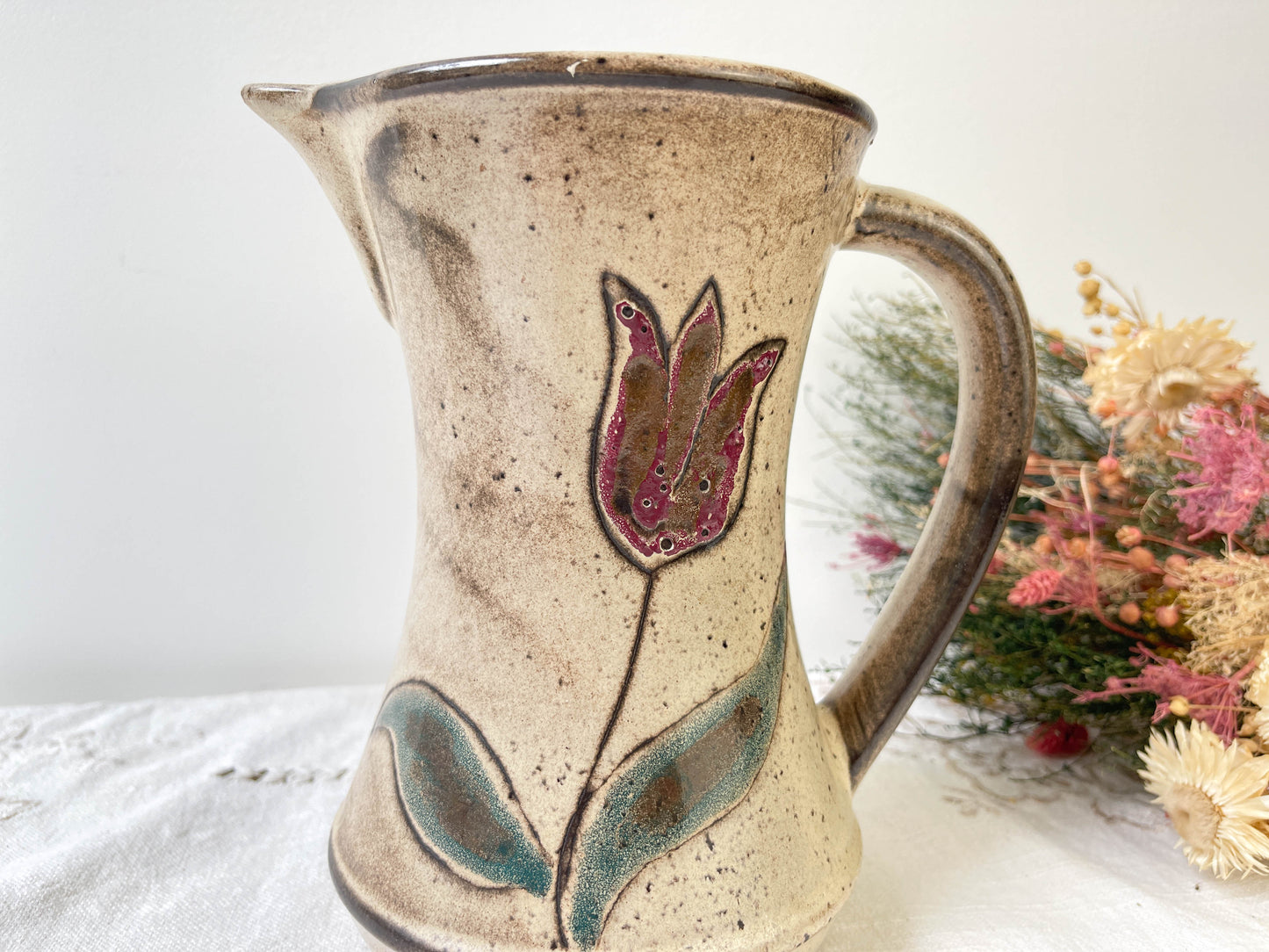 Pichet en céramique Les grottes dieulefit motif fleuri des années 1970