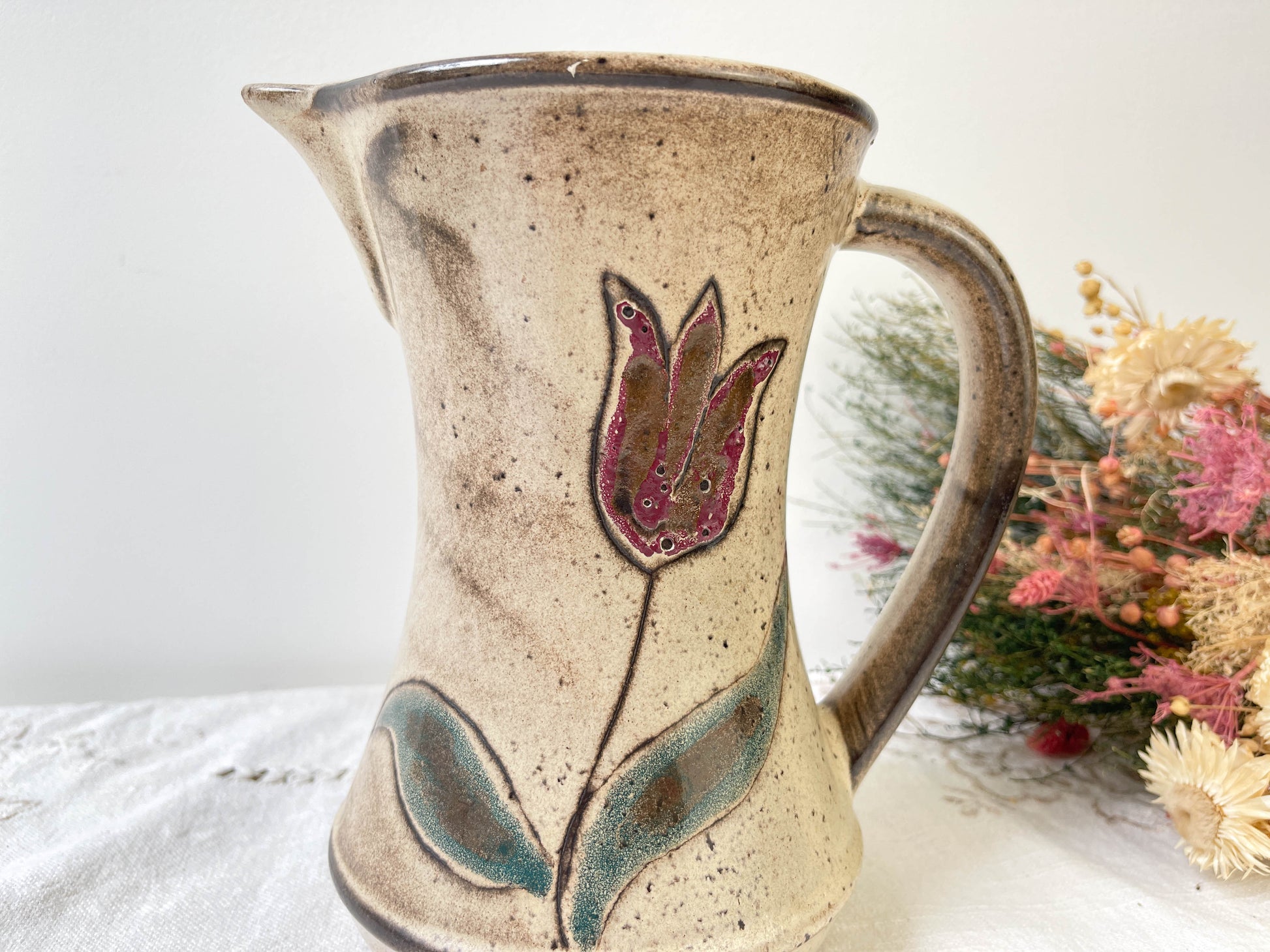 Pichet en céramique Les grottes dieulefit motif fleuri des années 1970