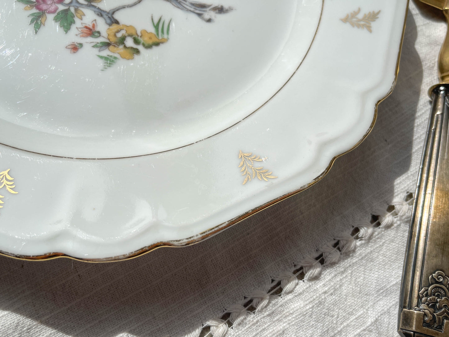 Plat à gâteau vintage en porcelaine de Limoges Berry motif oiseau de paradis