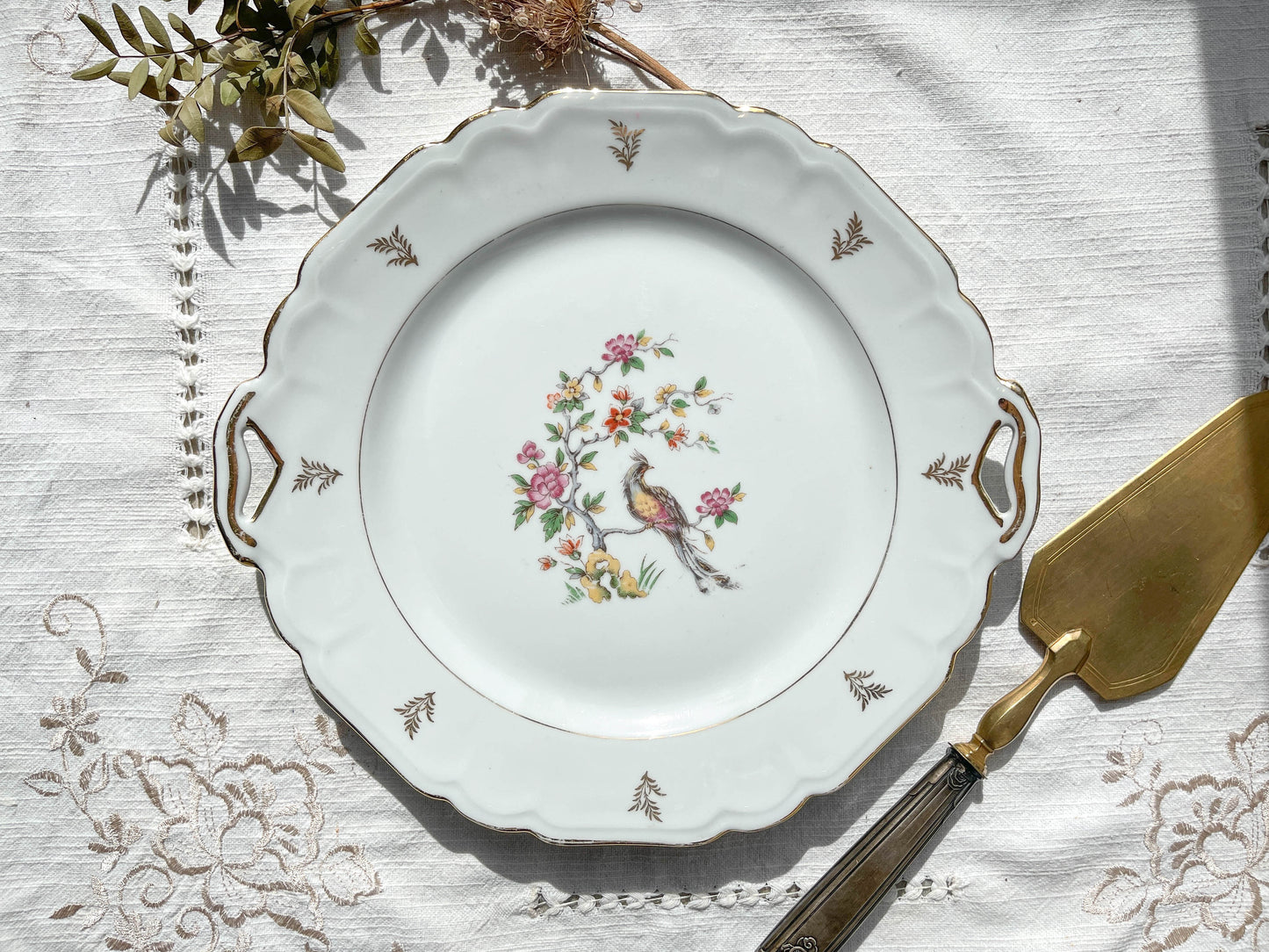 Plat à gâteau vintage en porcelaine de Limoges Berry motif oiseau de paradis