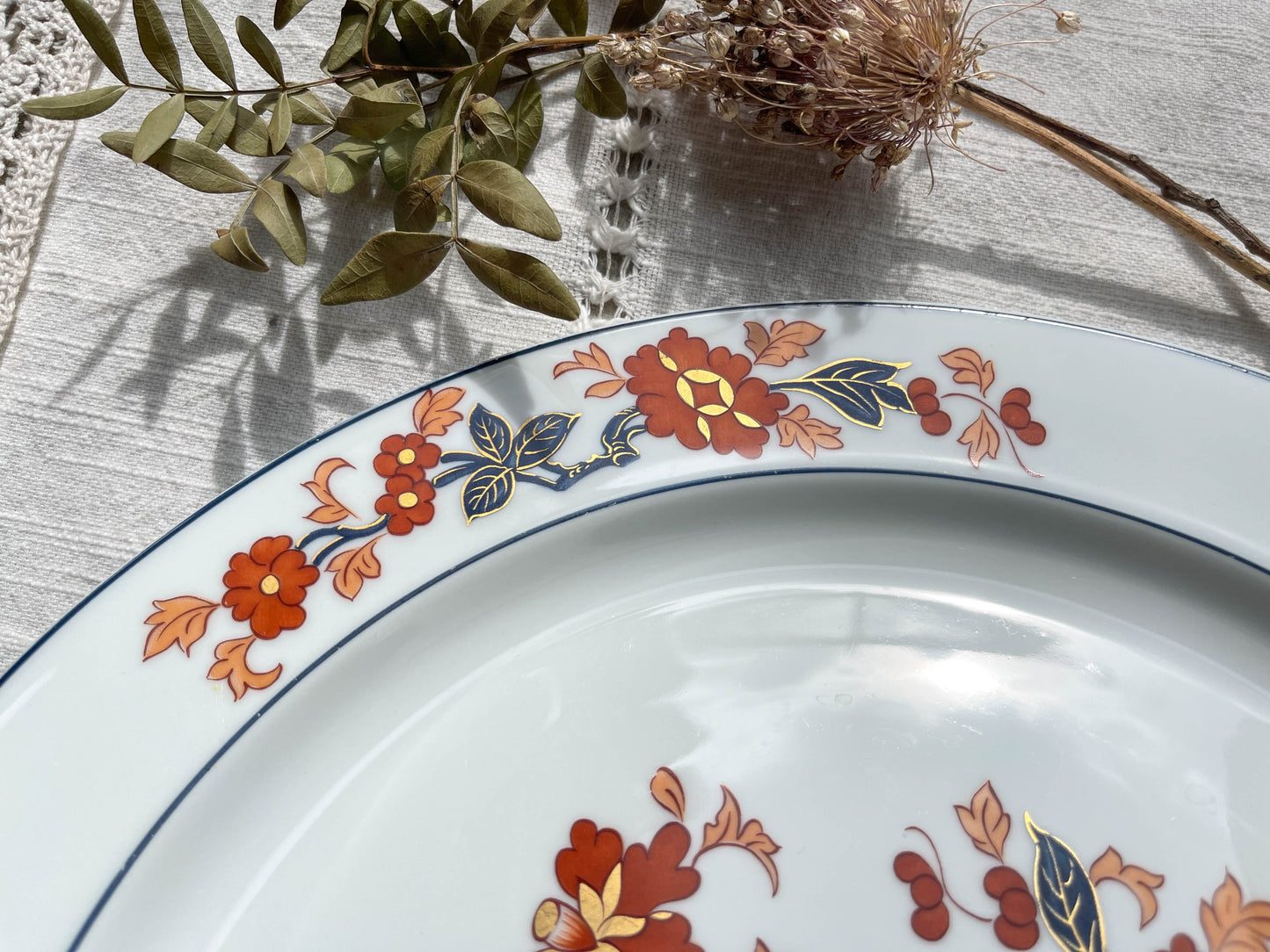 Plat rond en porcelaine de Limoges motif YU-NAM Porcelaine de Paris motif chinois Imari