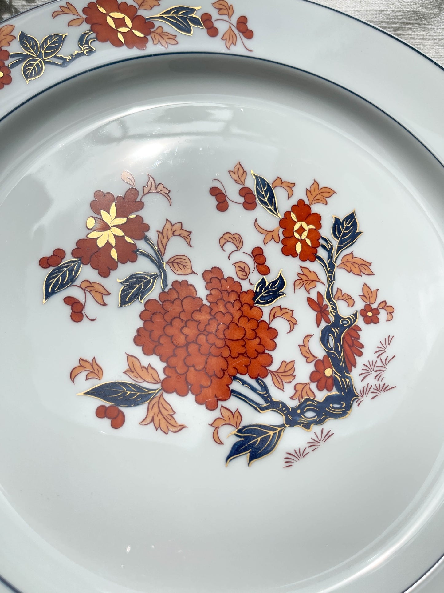 Plat rond en porcelaine de Limoges motif YU-NAM Porcelaine de Paris motif chinois Imari