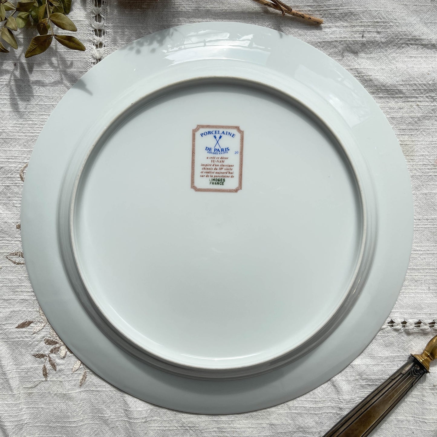 Plat rond en porcelaine de Limoges motif YU-NAM Porcelaine de Paris motif chinois Imari