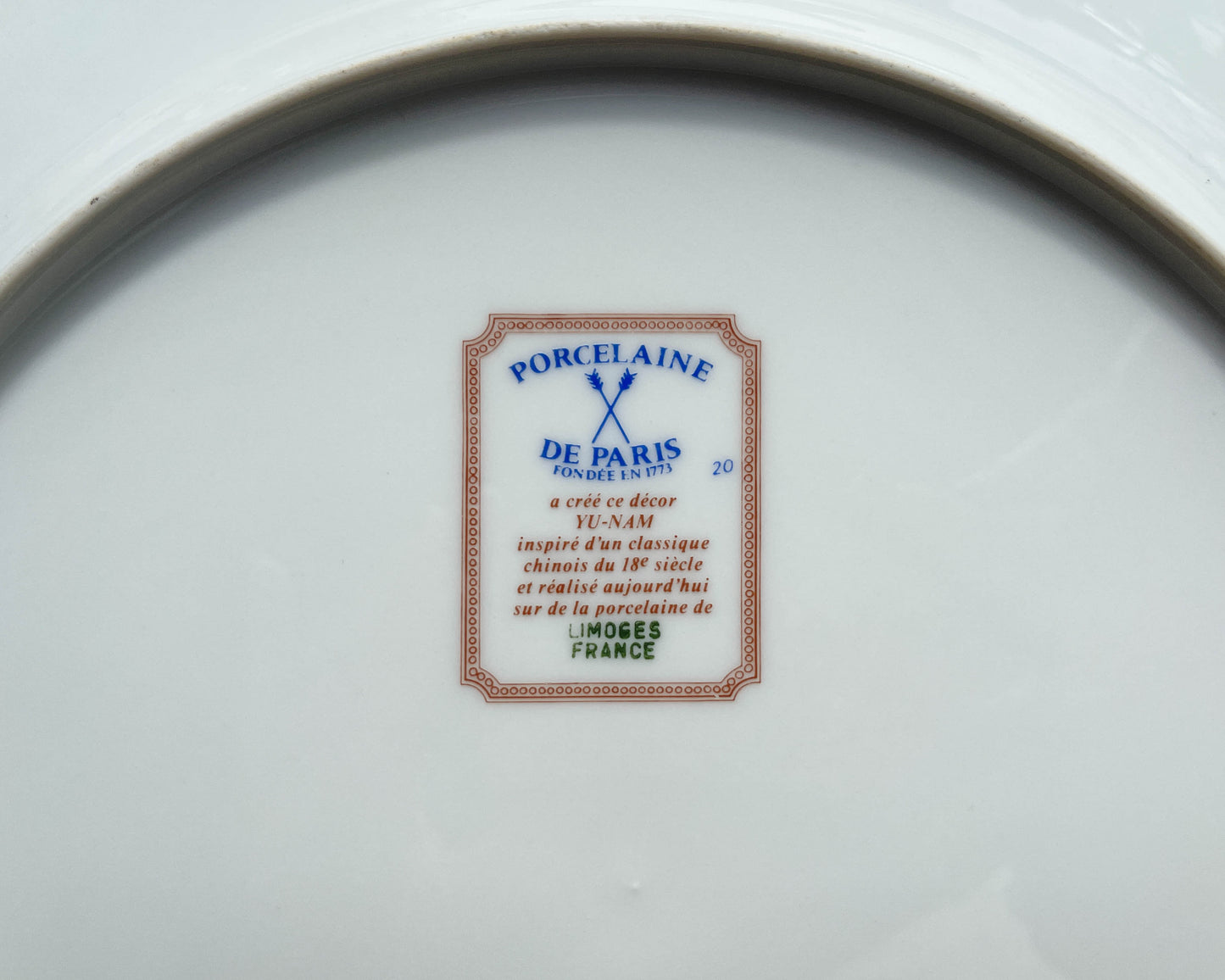 Plat rond en porcelaine de Limoges motif YU-NAM Porcelaine de Paris motif chinois Imari