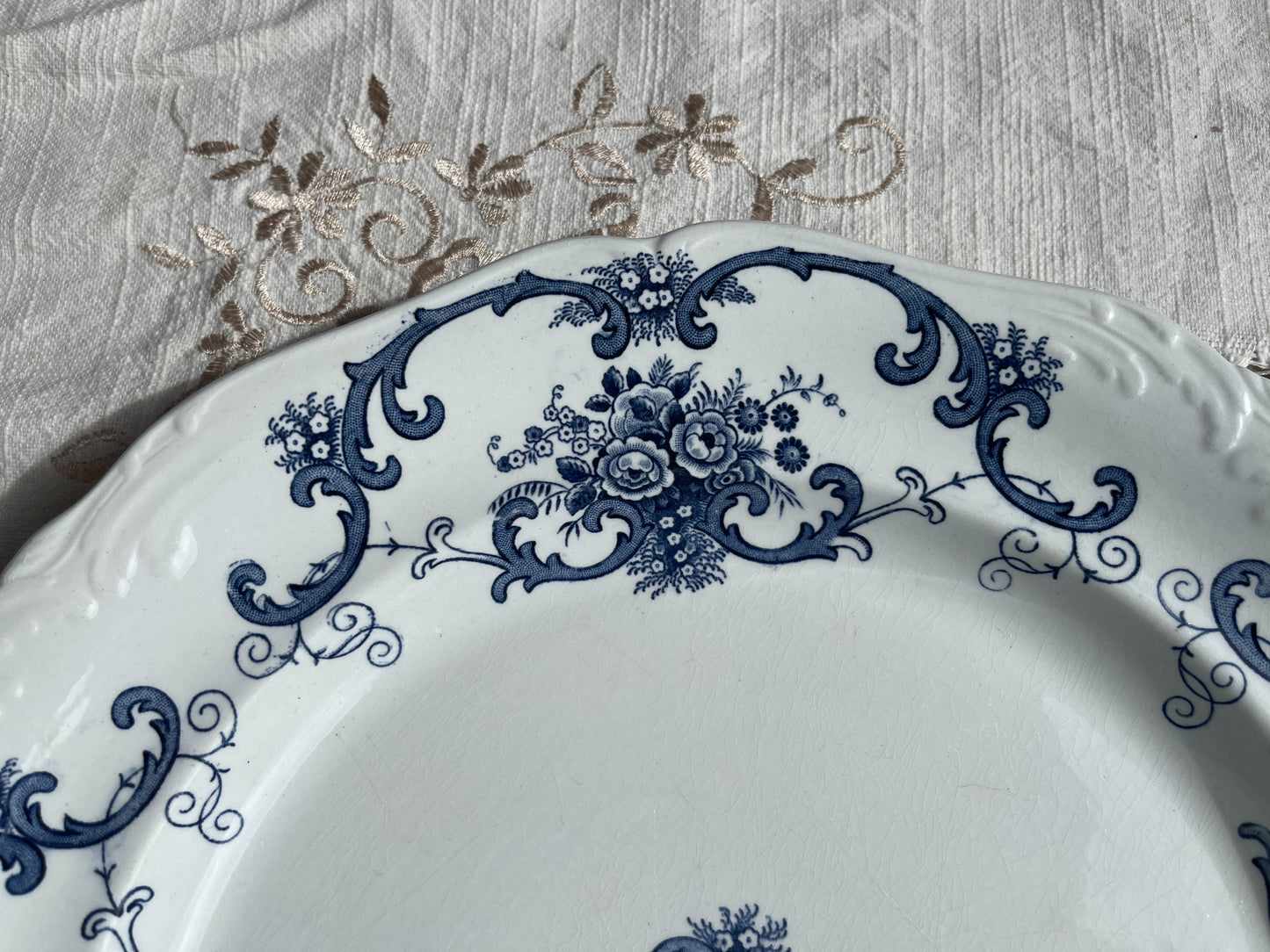 Plat rond Terre de fer motif fleuri bleu