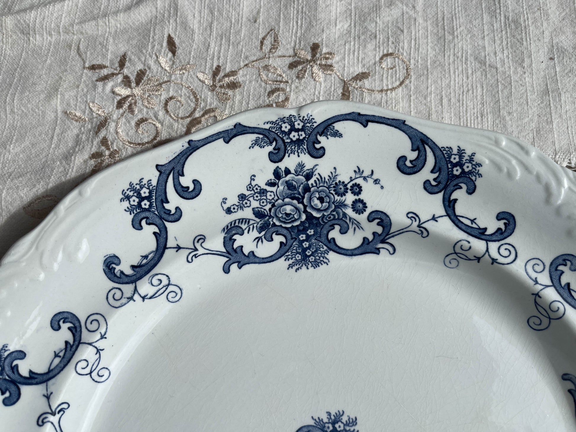 Plat rond Terre de fer motif fleuri bleu