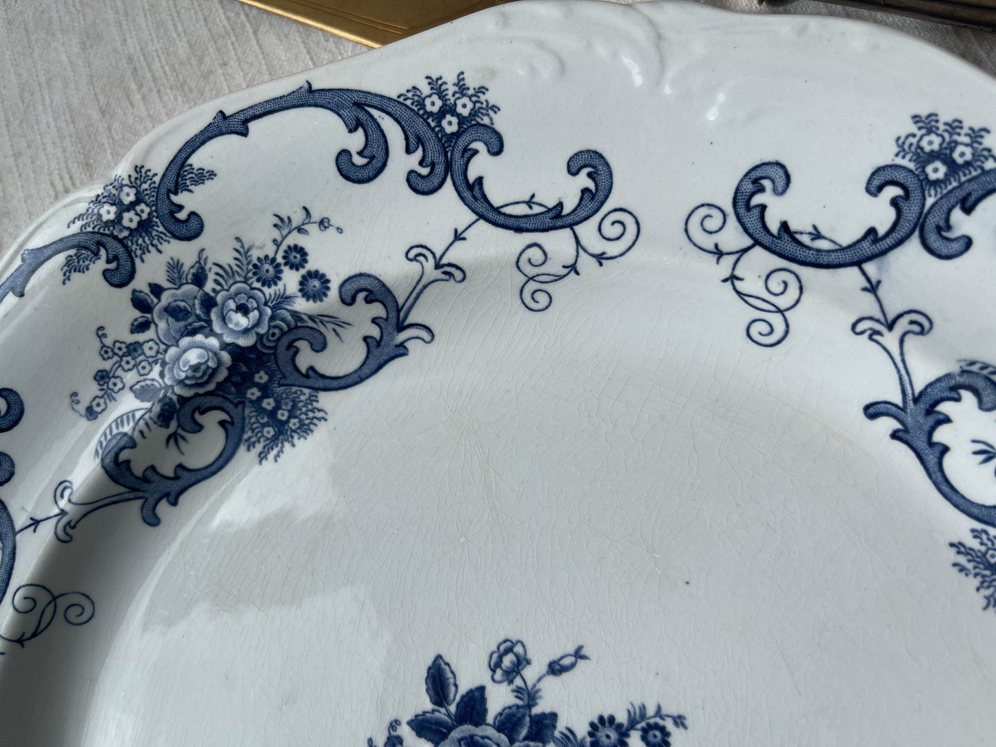Plat rond Terre de fer motif fleuri bleu