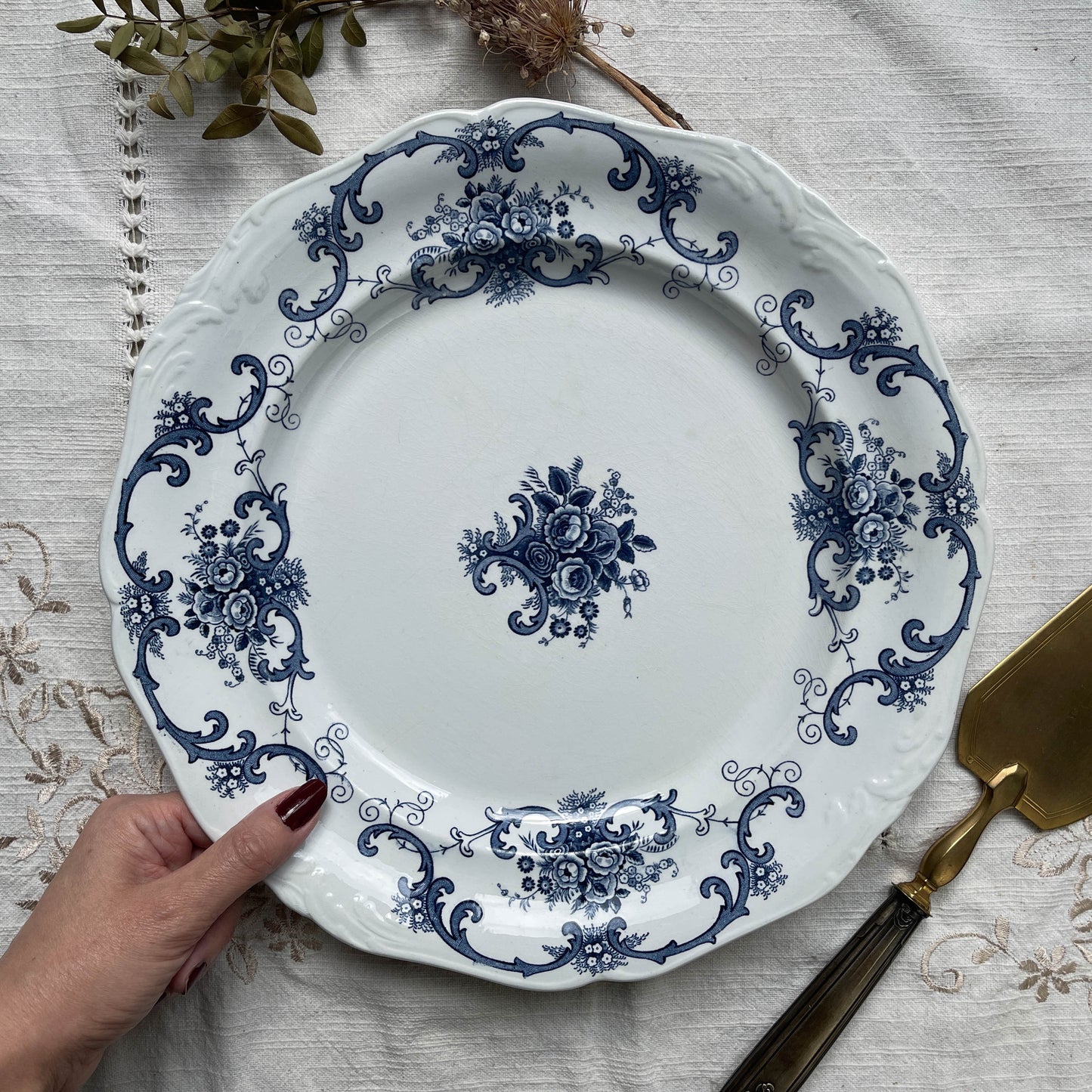 Plat rond Terre de fer motif fleuri bleu