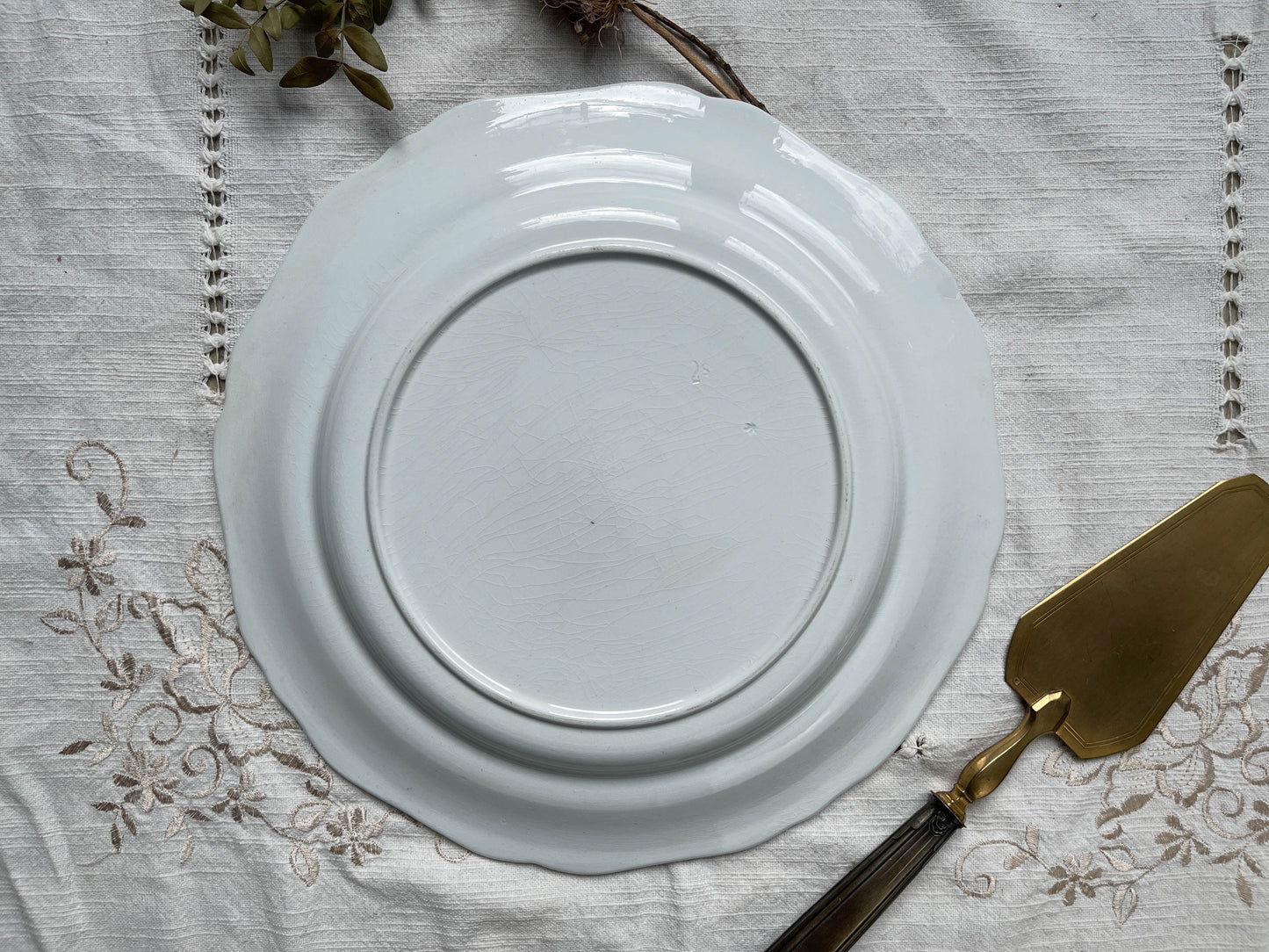 Plat rond Terre de fer motif fleuri bleu