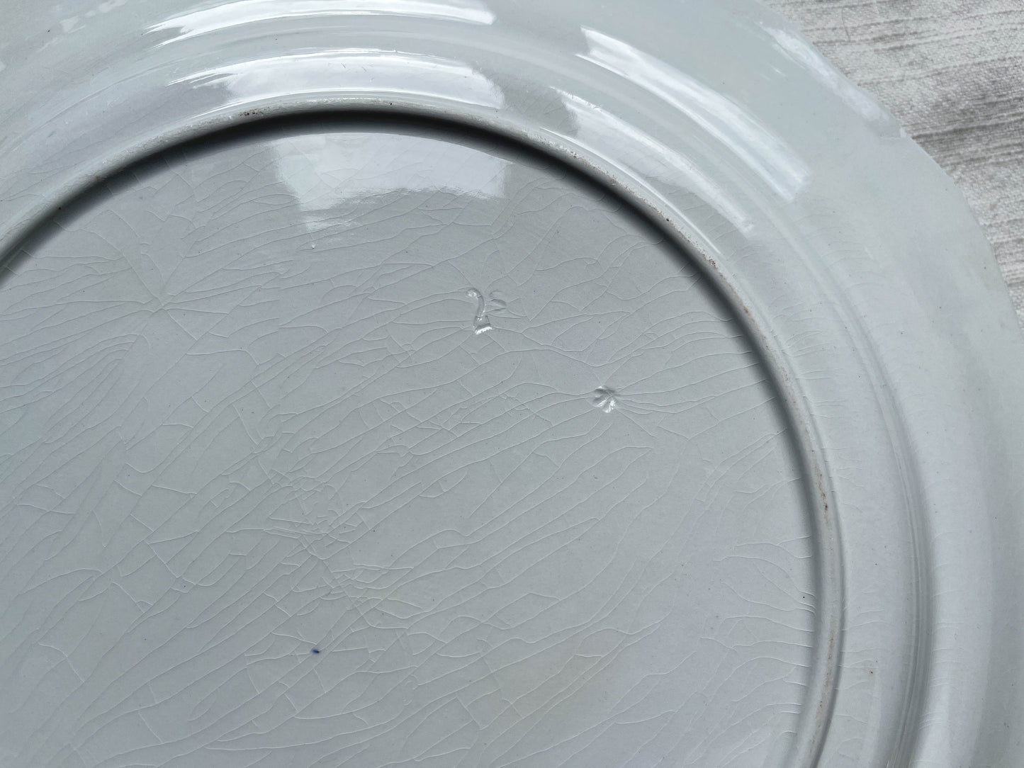 Plat rond Terre de fer motif fleuri bleu