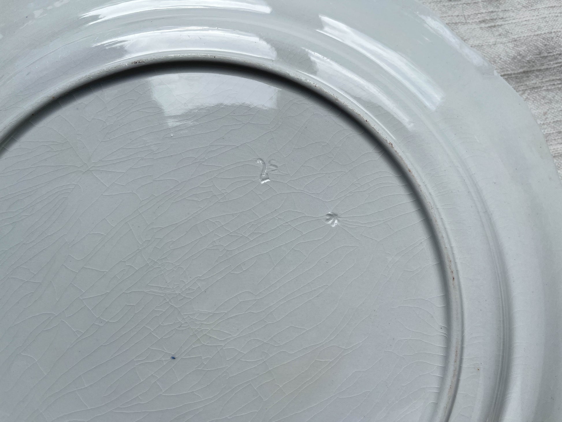 Plat rond Terre de fer motif fleuri bleu