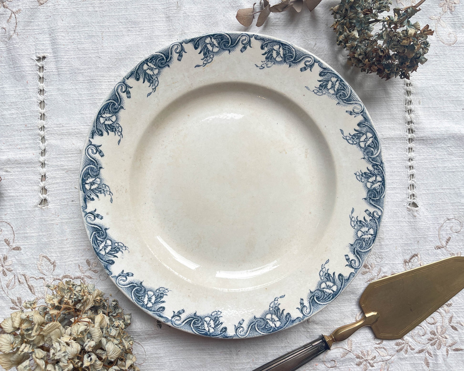 Plat rond vintage Terre de fer Aux Lions de Paris modèle "Perselle" Made in France