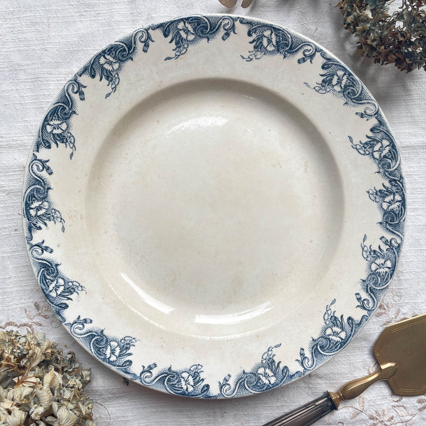 Plat rond vintage Terre de fer Aux Lions de Paris modèle "Perselle" Made in France