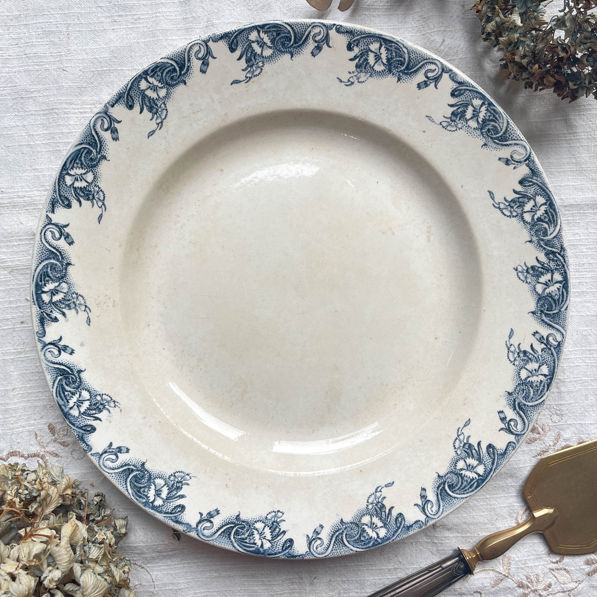 Plat rond vintage Terre de fer Aux Lions de Paris modèle "Perselle" Made in France