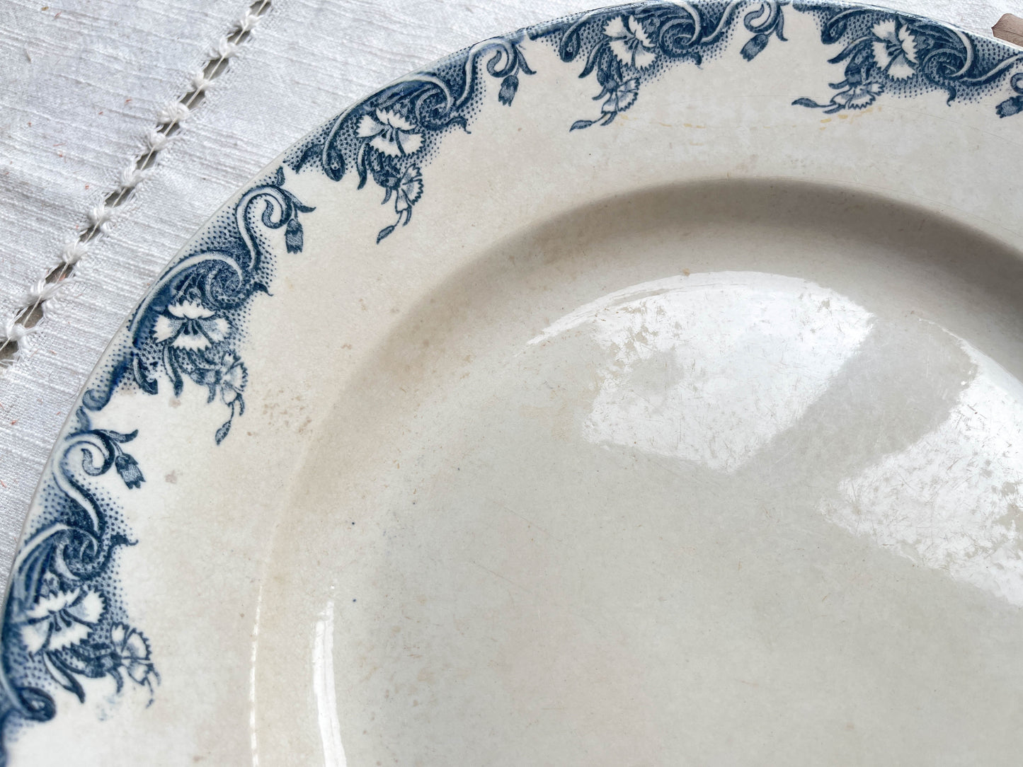 Plat rond vintage Terre de fer Aux Lions de Paris modèle "Perselle" Made in France