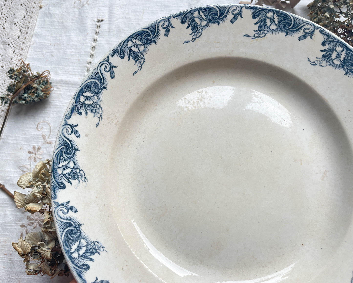 Plat rond vintage Terre de fer Aux Lions de Paris modèle "Perselle" Made in France
