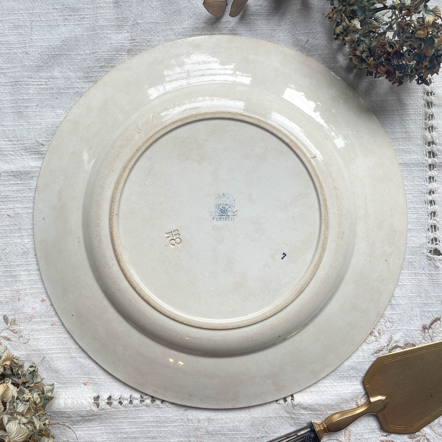 Plat rond vintage Terre de fer Aux Lions de Paris modèle "Perselle" Made in France
