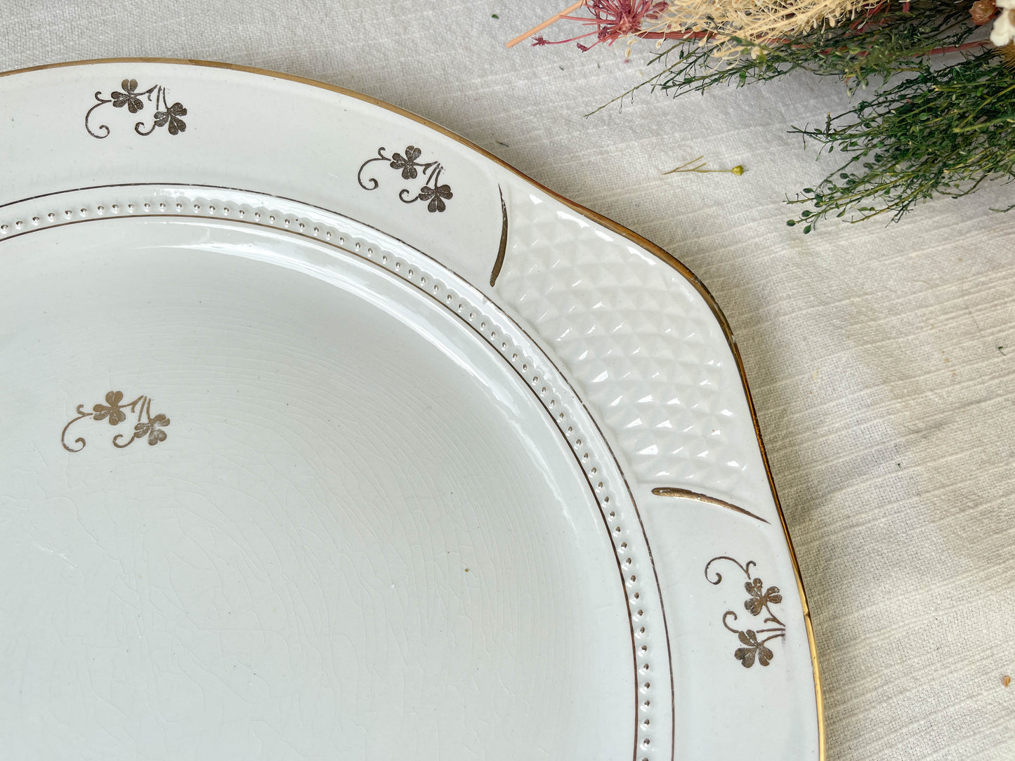 Plat à gâteau vintage porcelaine blanche dorée L’AMANDINOISE made in France