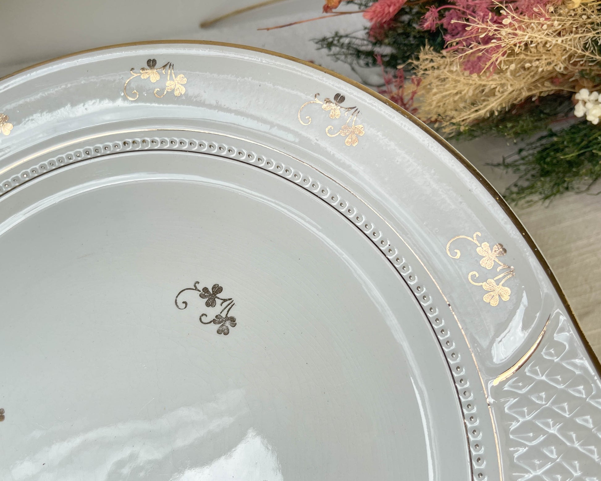Plat à gâteau vintage porcelaine blanche dorée L’AMANDINOISE made in France