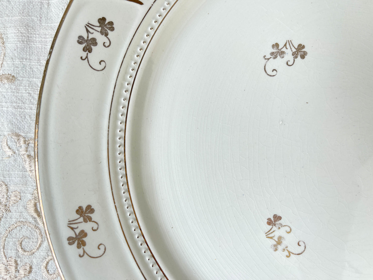 Plat à gâteau vintage porcelaine blanche dorée L’AMANDINOISE made in France