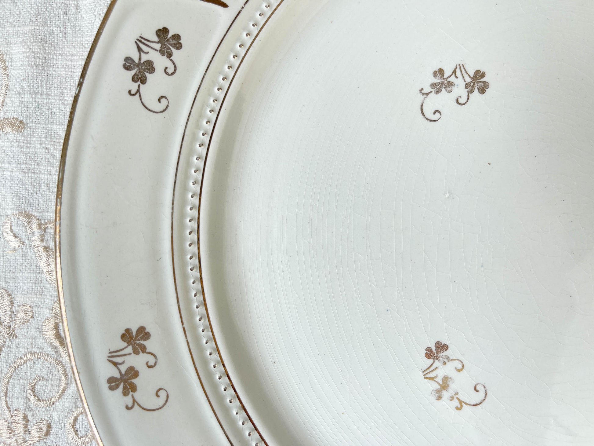 Plat à gâteau vintage porcelaine blanche dorée L’AMANDINOISE made in France