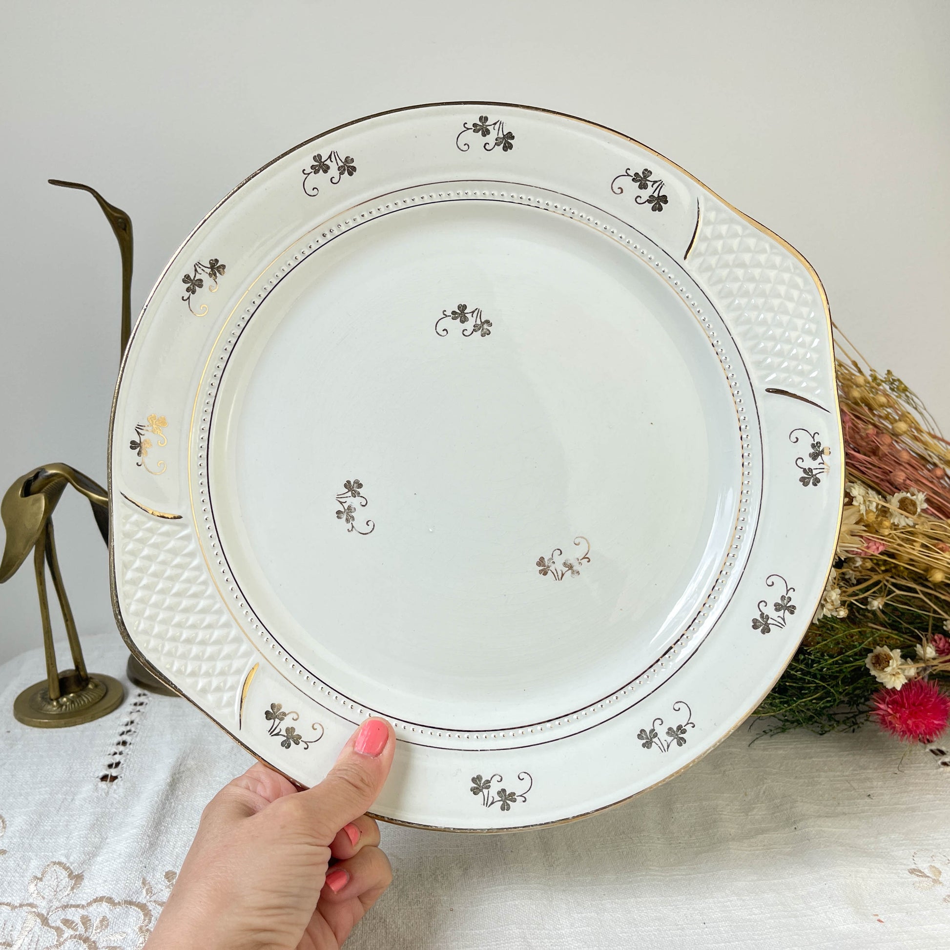 Plat à gâteau vintage porcelaine blanche dorée L’AMANDINOISE made in France