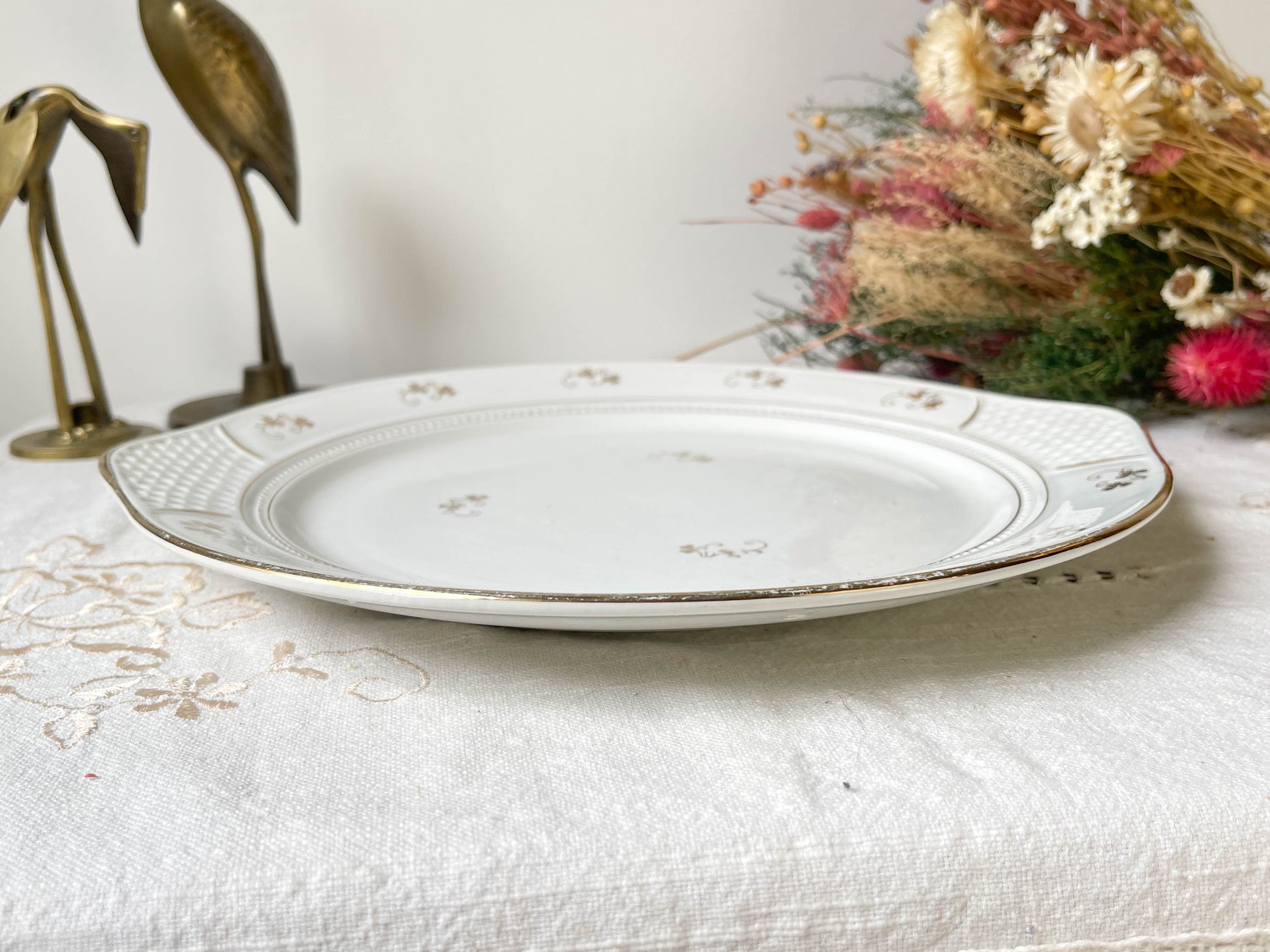 Plat à gâteau vintage porcelaine blanche dorée L’AMANDINOISE made in France