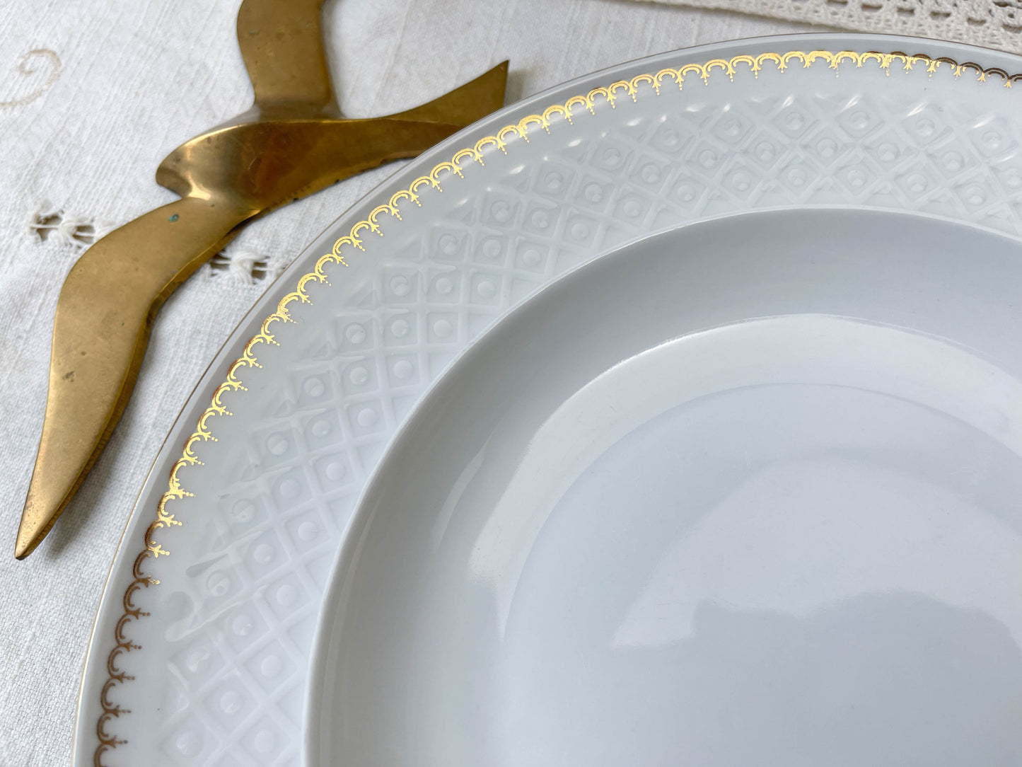 Plat creux porcelaine blanche dorée BAVARIA modèle "Annabell" -
