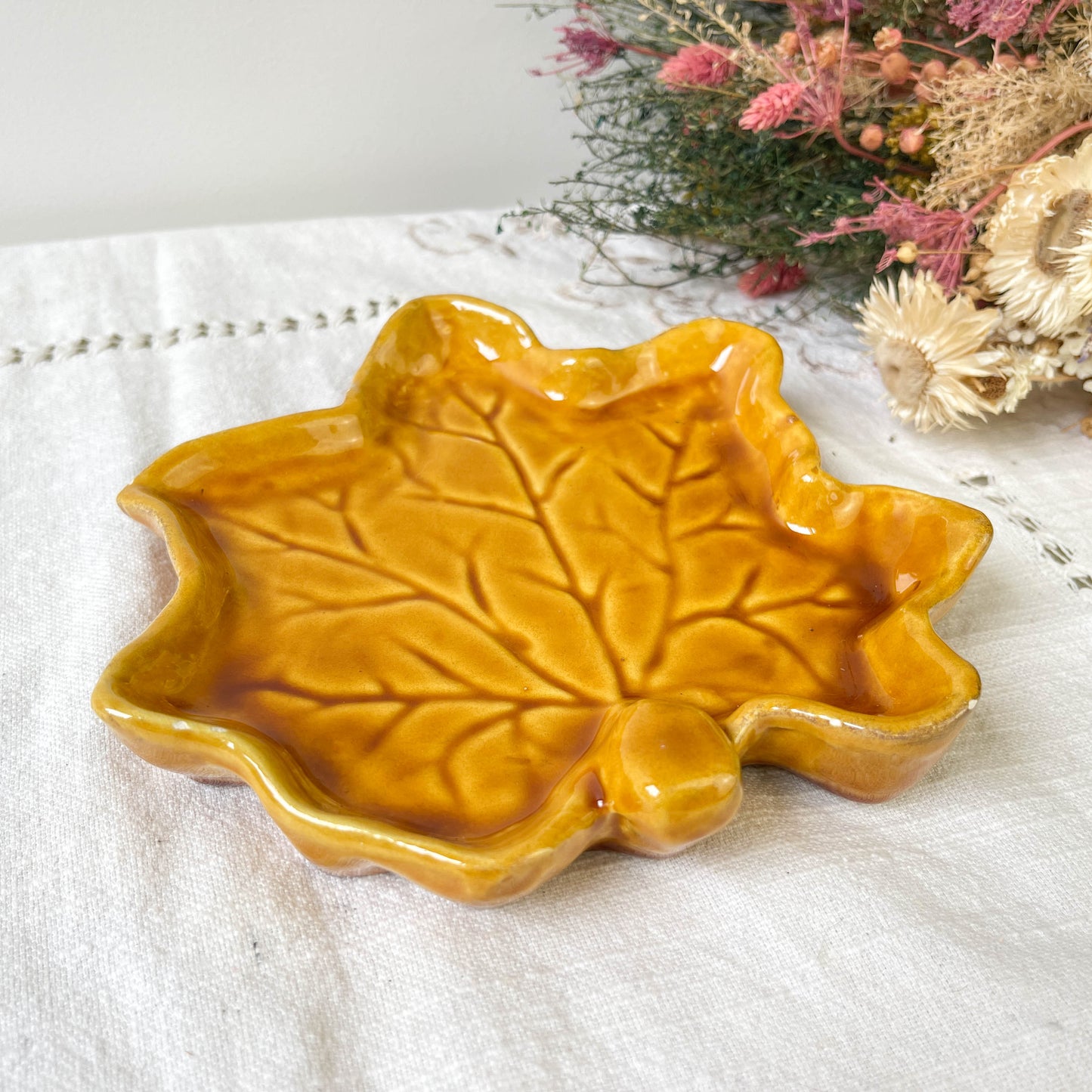 Petit plat vintage en faïence ocre feuille de chêne VALLAURIS 1950/60