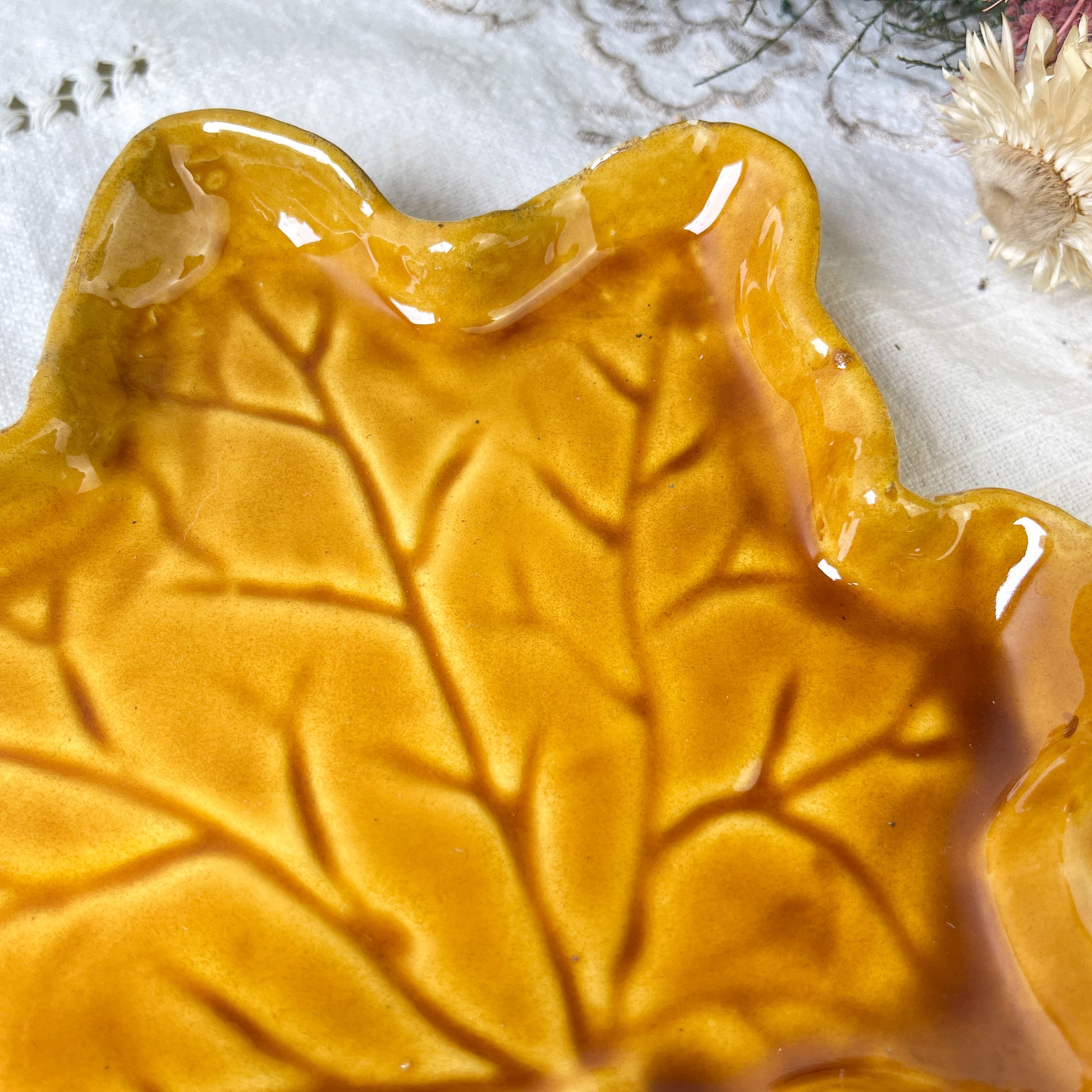 Petit plat vintage en faïence ocre feuille de chêne VALLAURIS 1950/60