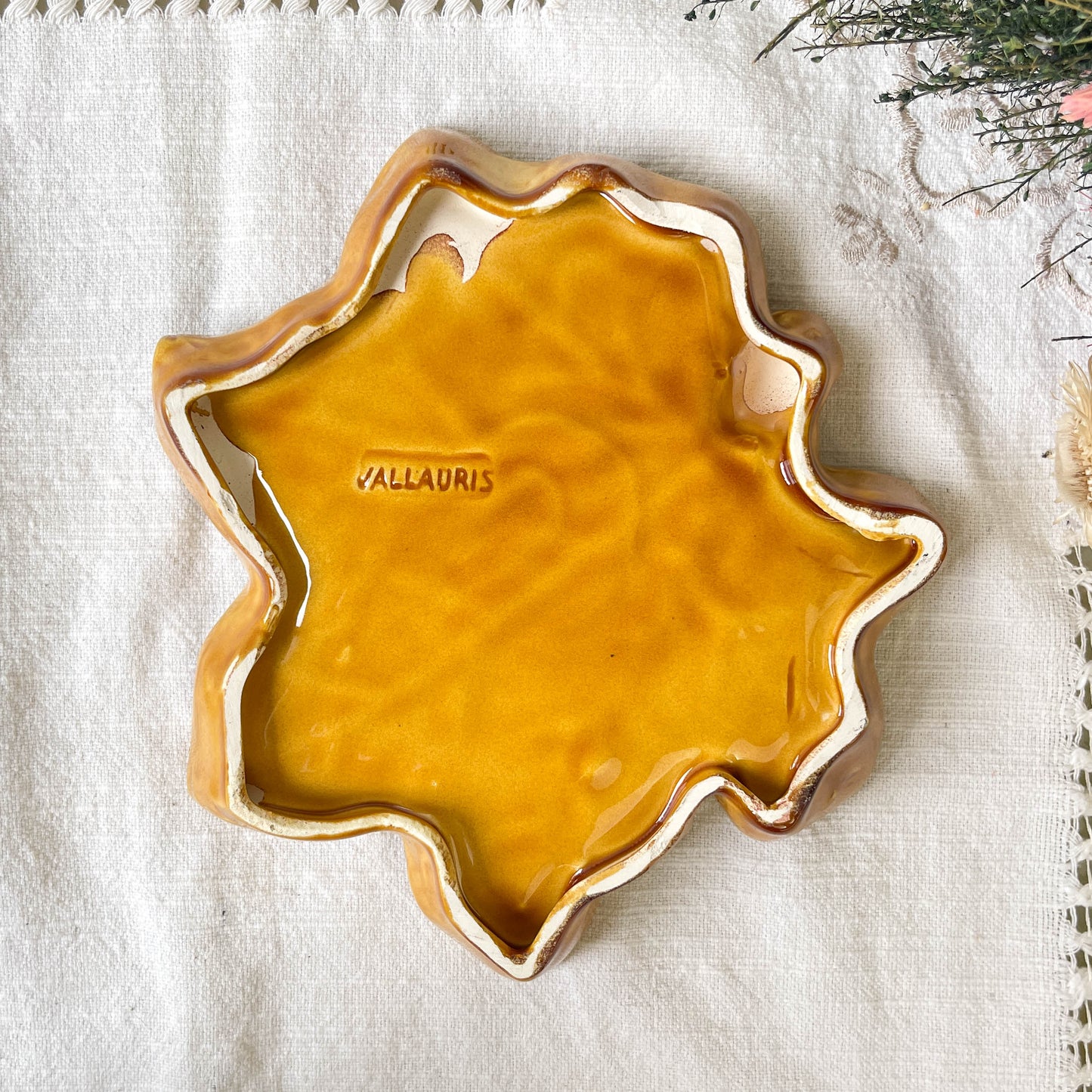Petit plat vintage en faïence ocre feuille de chêne VALLAURIS 1950/60