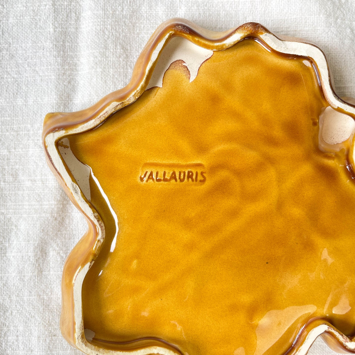 Petit plat vintage en faïence ocre feuille de chêne VALLAURIS 1950/60