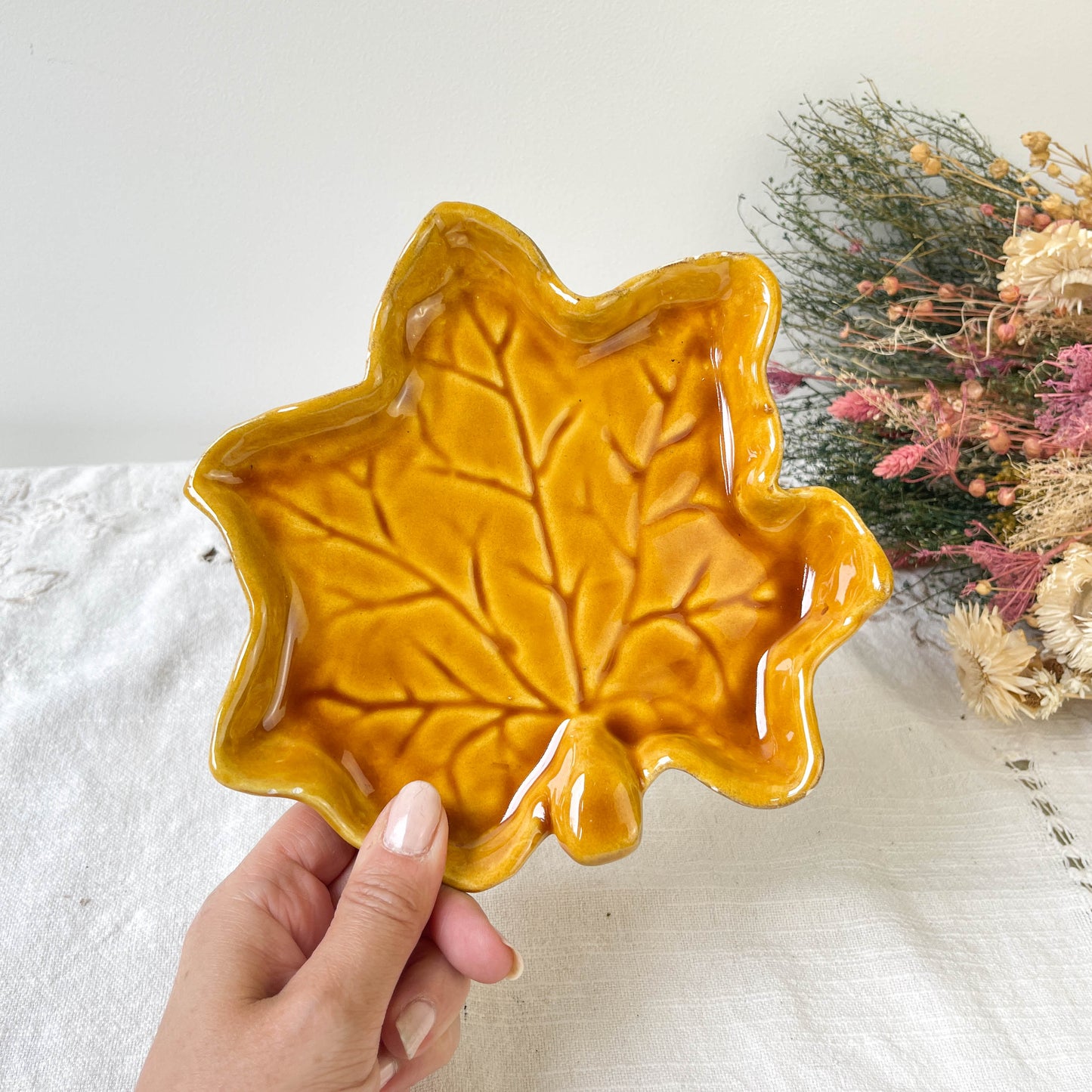 Petit plat vintage en faïence ocre feuille de chêne VALLAURIS 1950/60