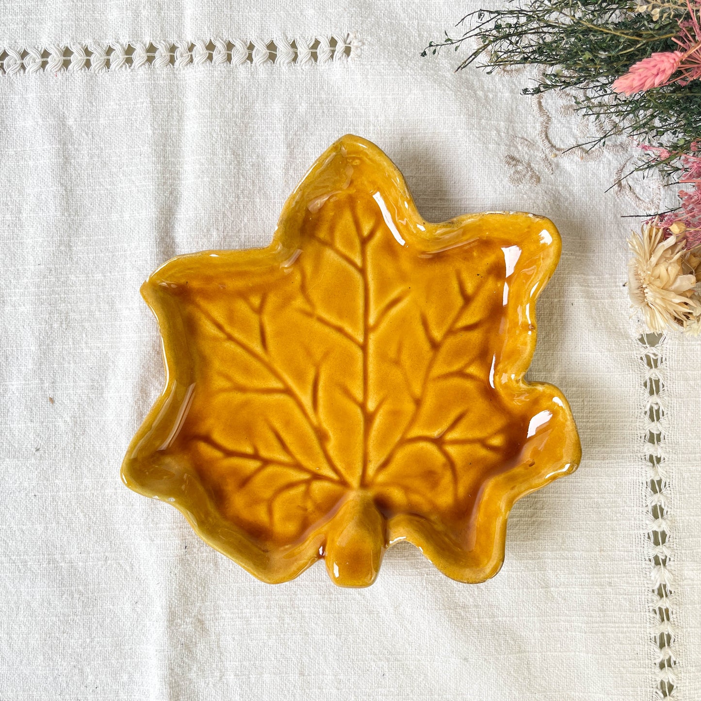 Petit plat vintage en faïence ocre feuille de chêne VALLAURIS 1950/60