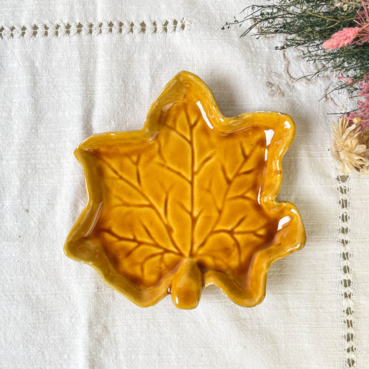 Petit plat vintage en faïence ocre feuille de chêne VALLAURIS 1950/60
