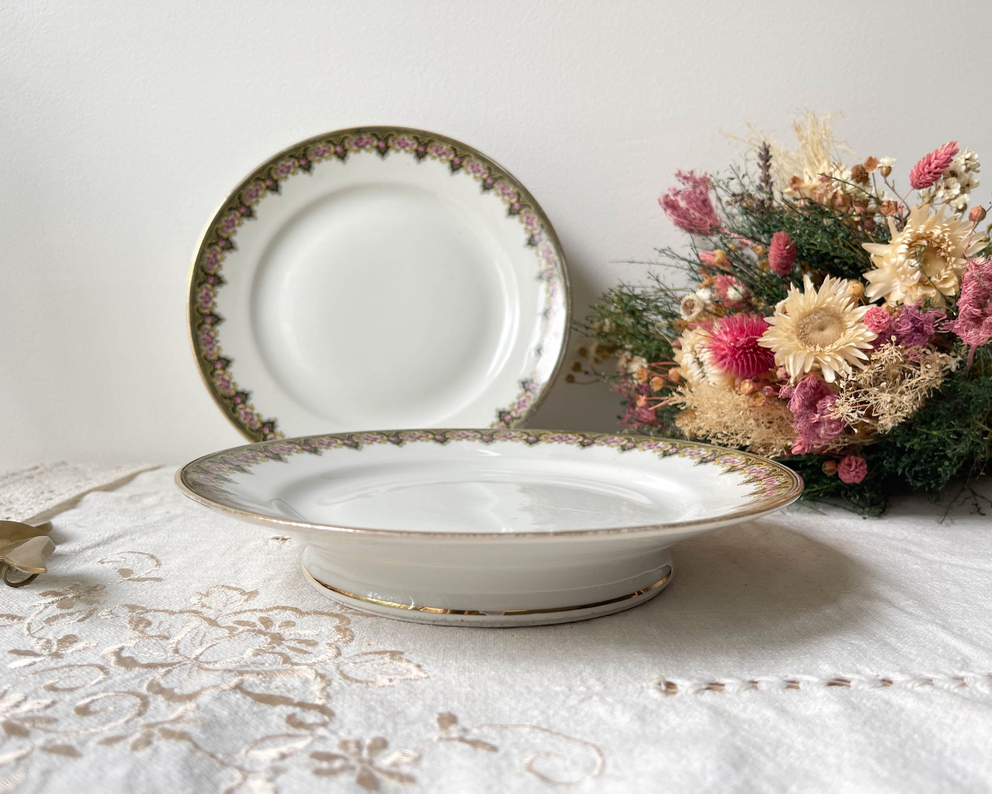 Plat piédouche vintage Porcelaine blanche fleurie Made in France