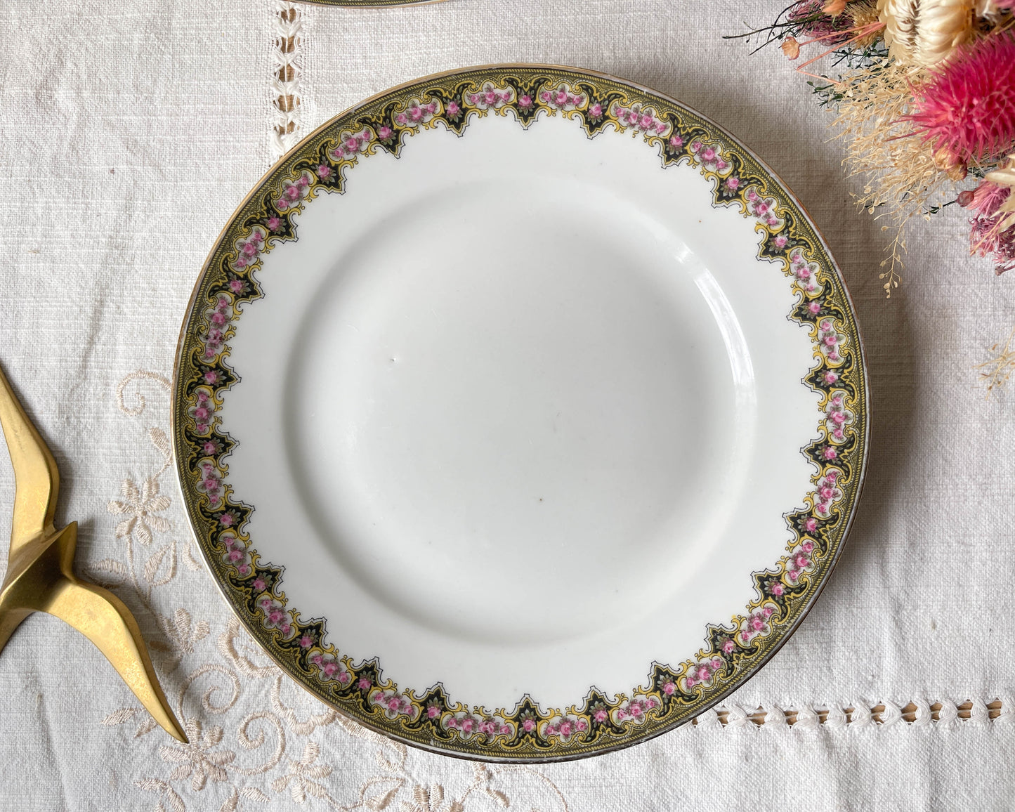 Plat piédouche vintage Porcelaine blanche fleurie Made in France