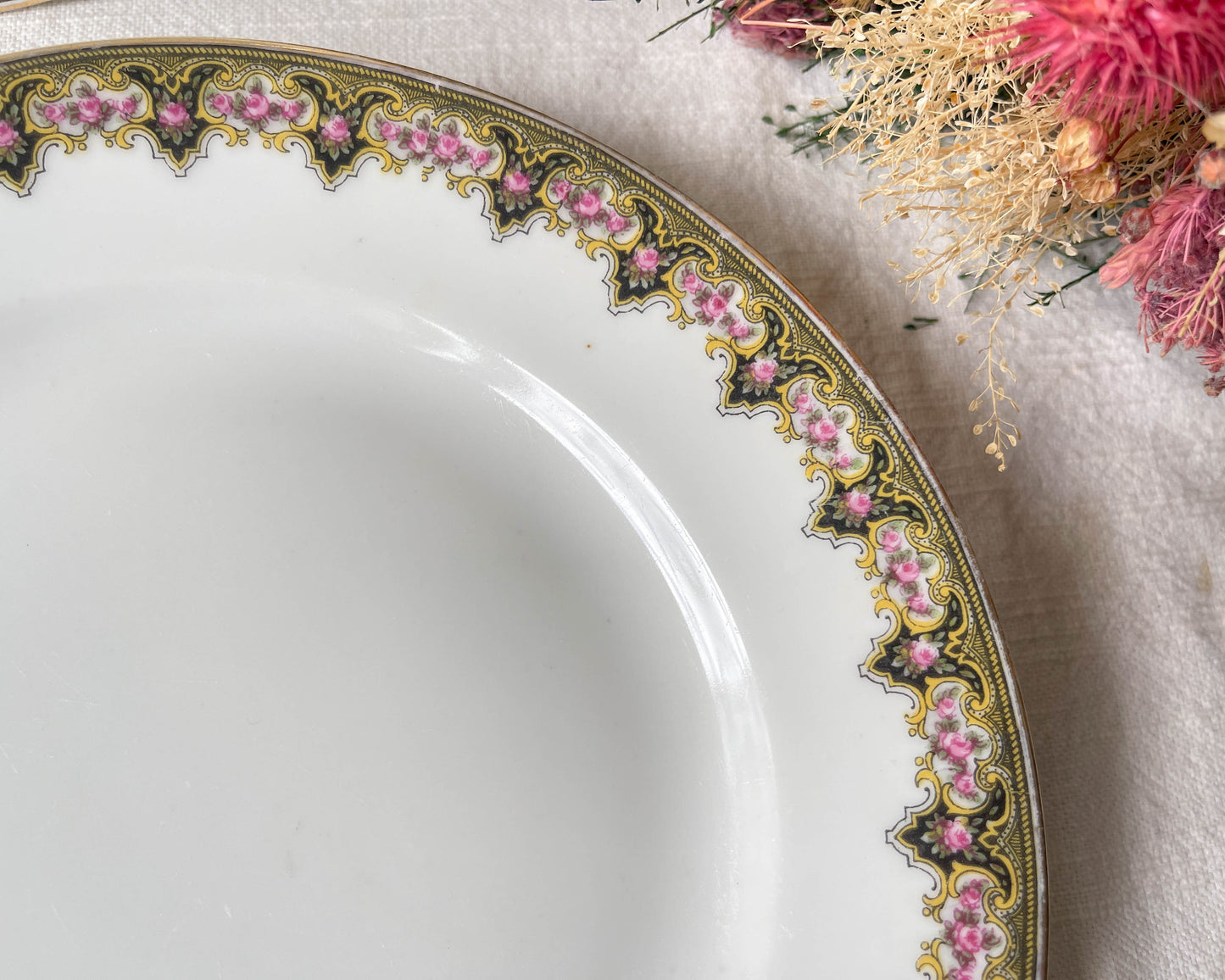 Plat piédouche vintage Porcelaine blanche fleurie Made in France