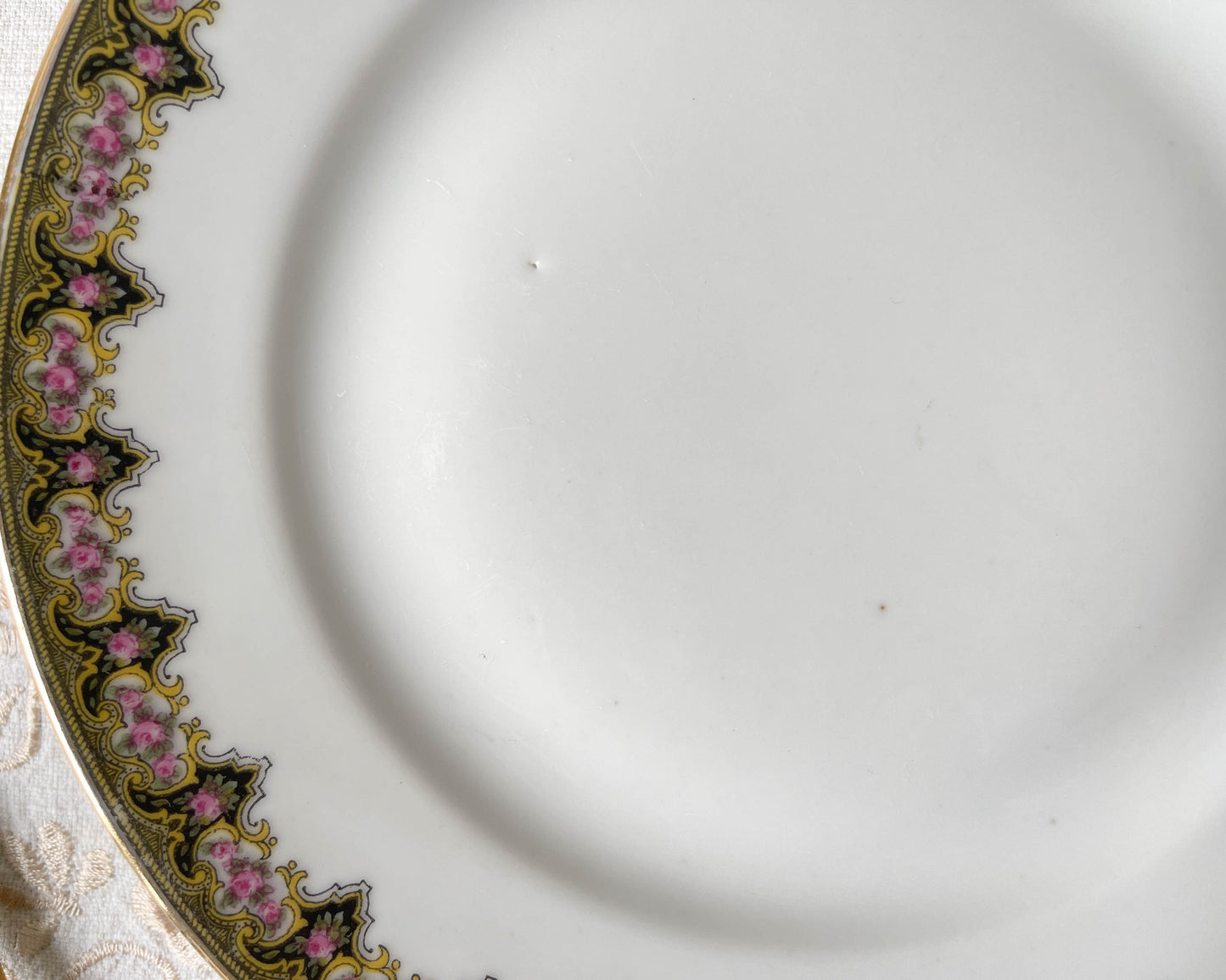 Plat piédouche vintage Porcelaine blanche fleurie Made in France