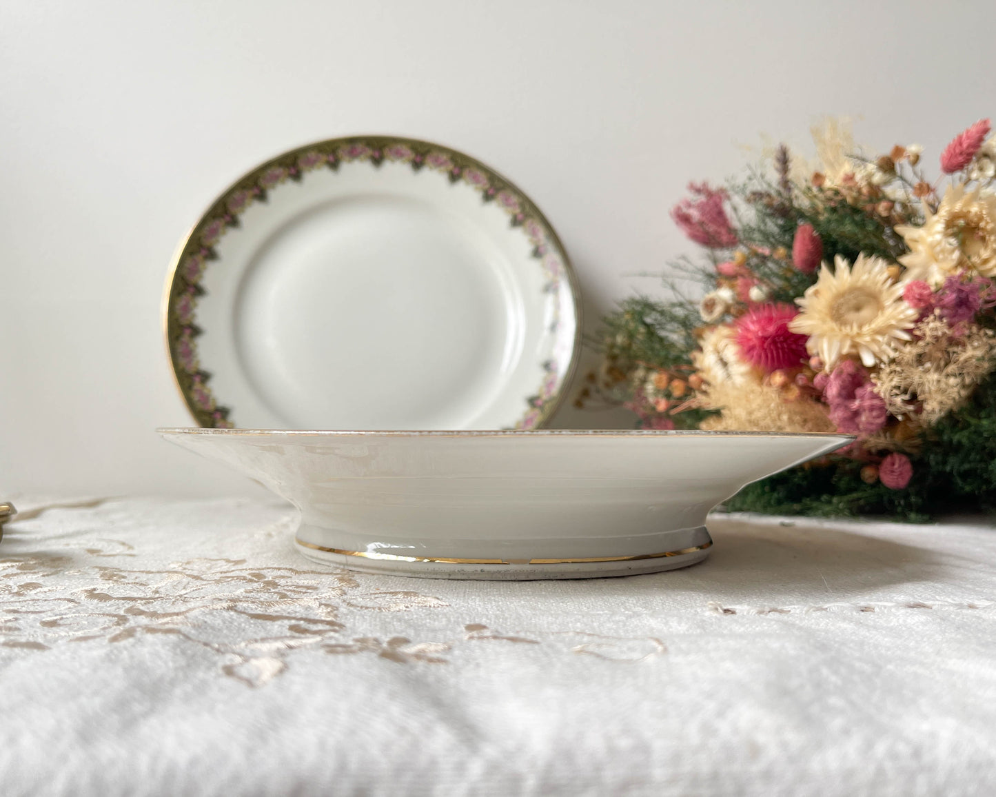 Plat piédouche vintage Porcelaine blanche fleurie Made in France