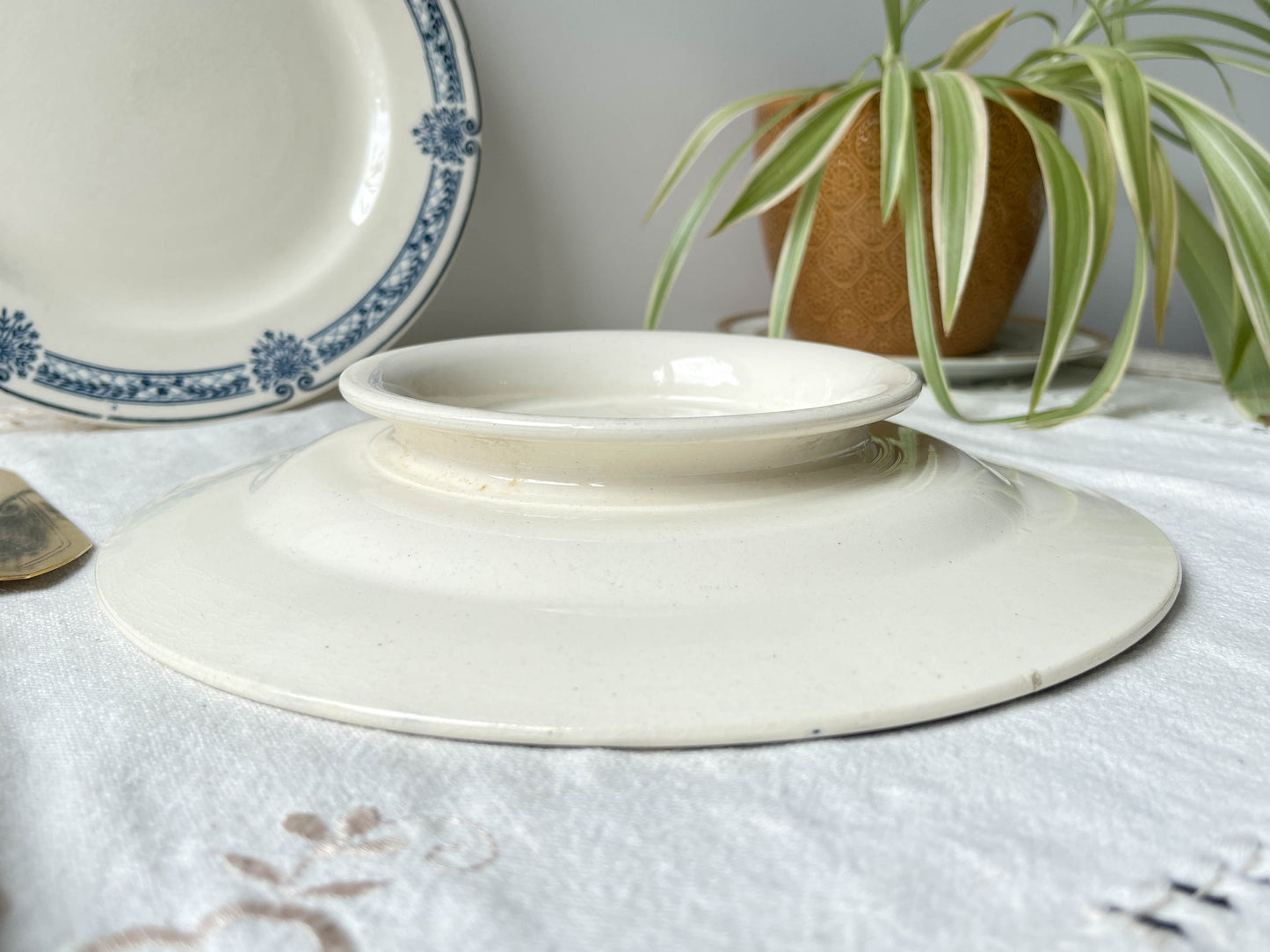Plat piédouche vintage Terre de fer bleue Salins modèle Arbois Ennege