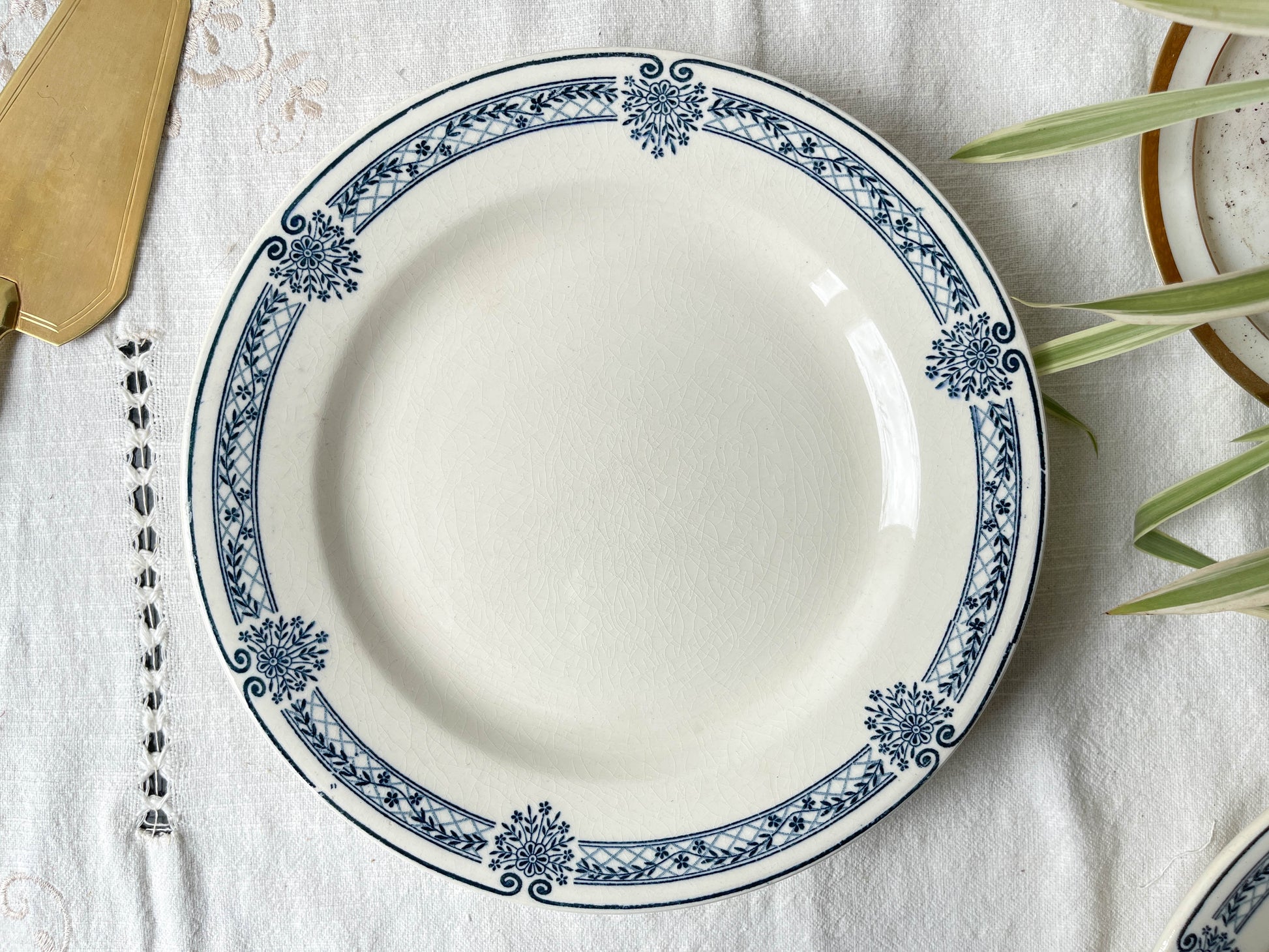Plat piédouche vintage Terre de fer bleue Salins modèle Arbois Ennege