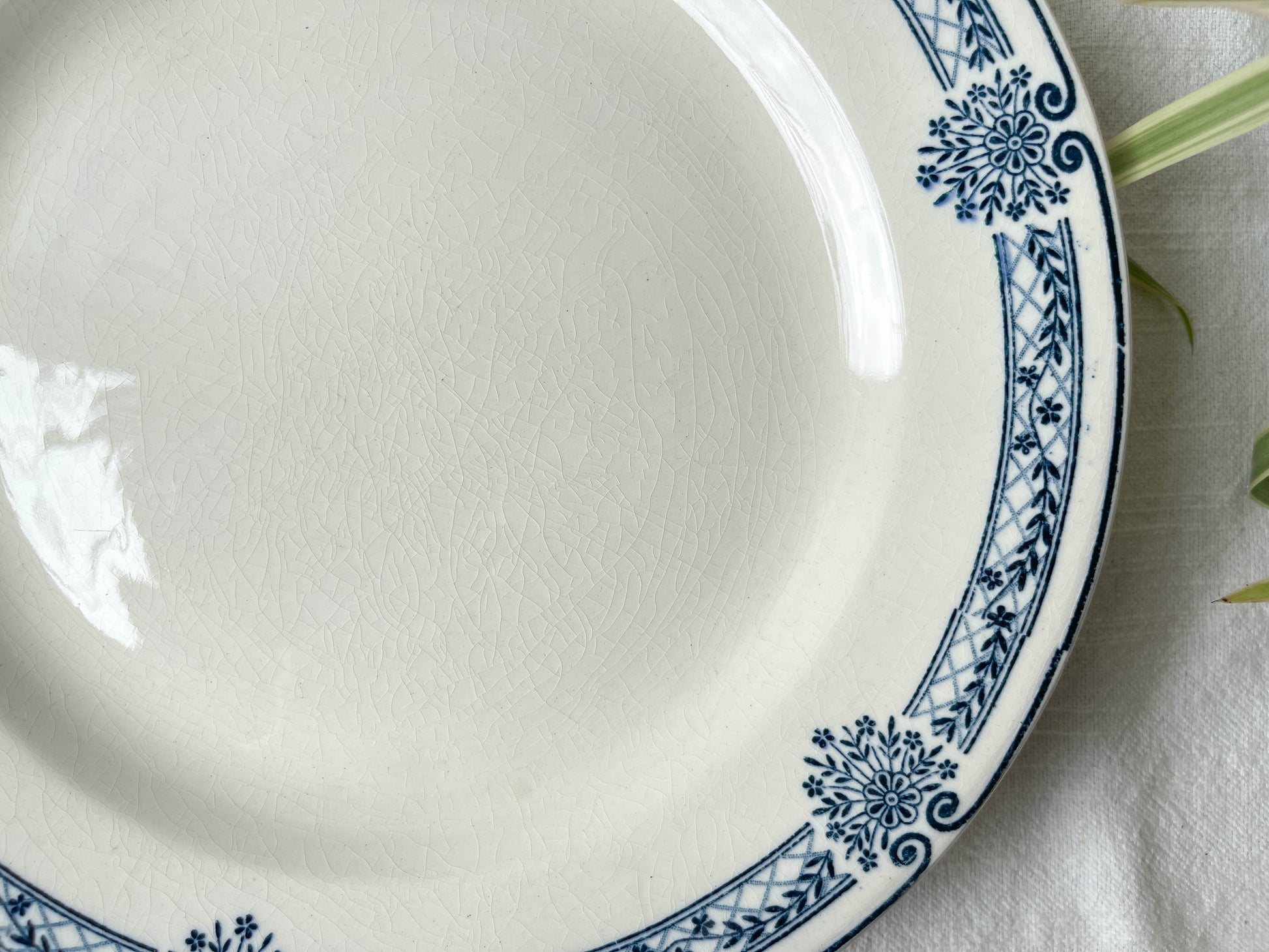 Plat piédouche vintage Terre de fer bleue Salins modèle Arbois Ennege