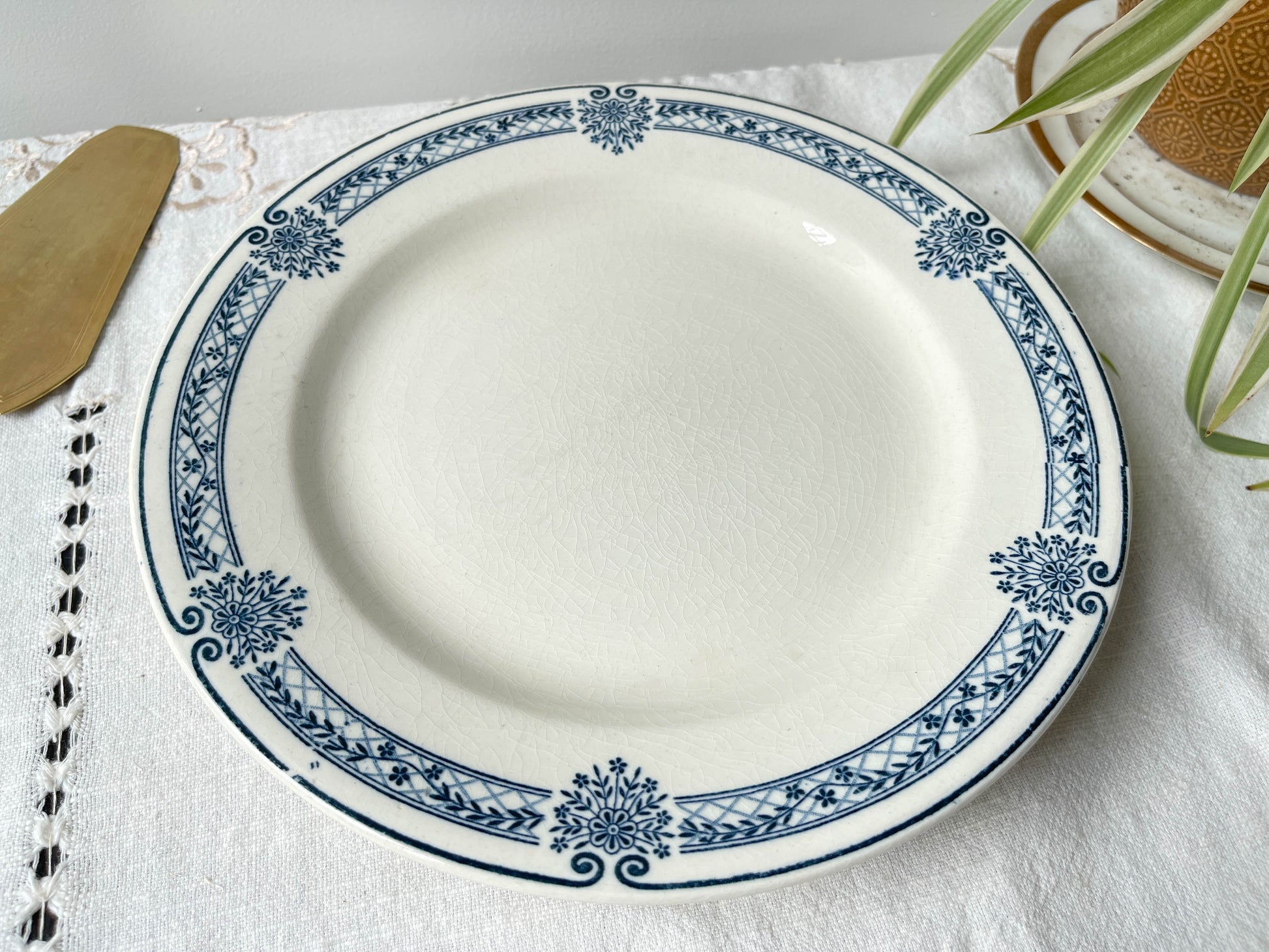 Plat piédouche vintage Terre de fer bleue Salins modèle Arbois Ennege